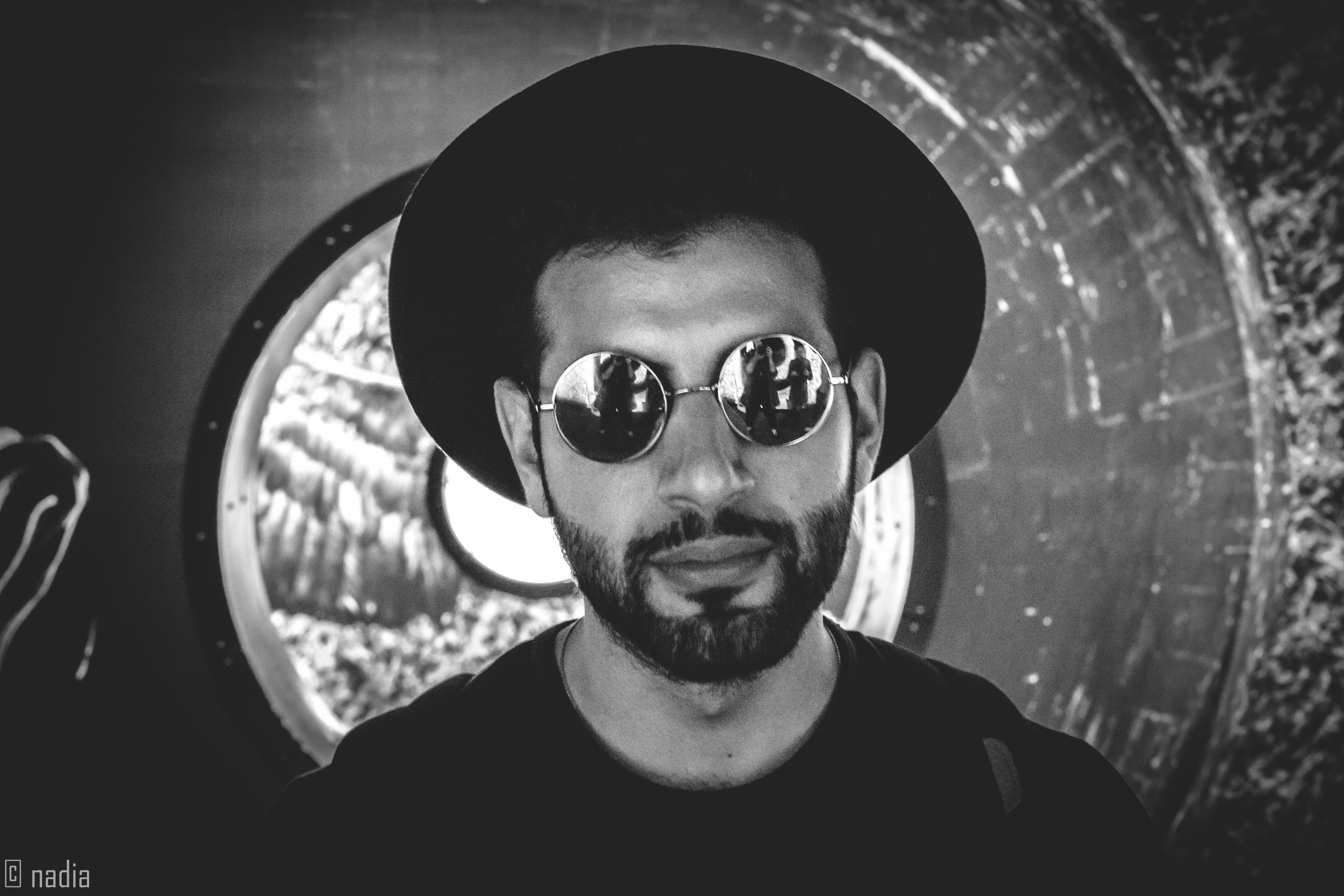 Бесплатное фото Черное белое фото и мужик в чёрных очках