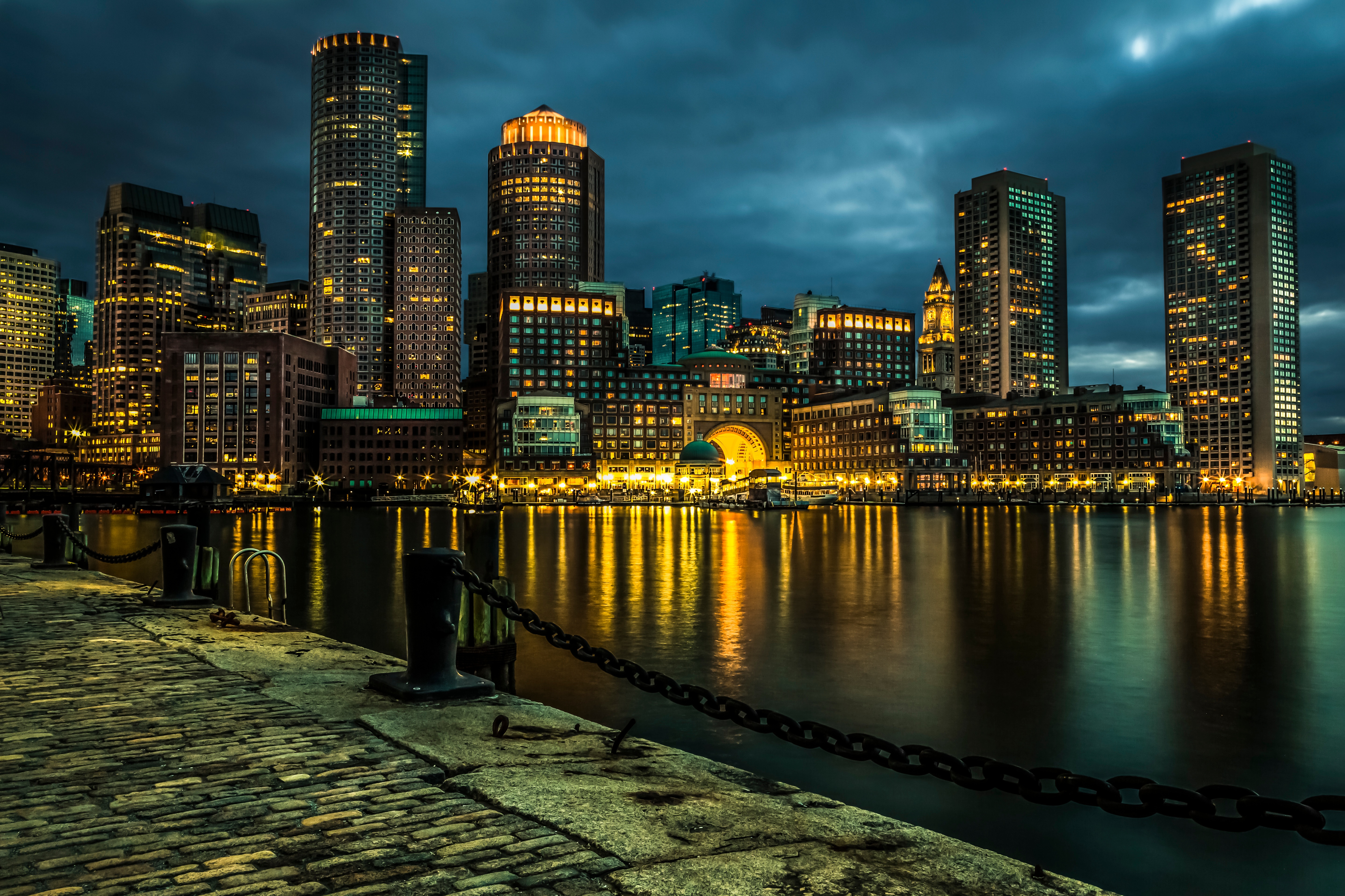 Free photo The night lights of the city reflect on the water