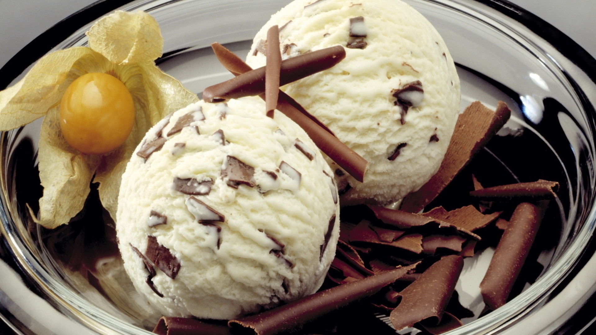 免费照片两勺香草巧克力冰淇淋