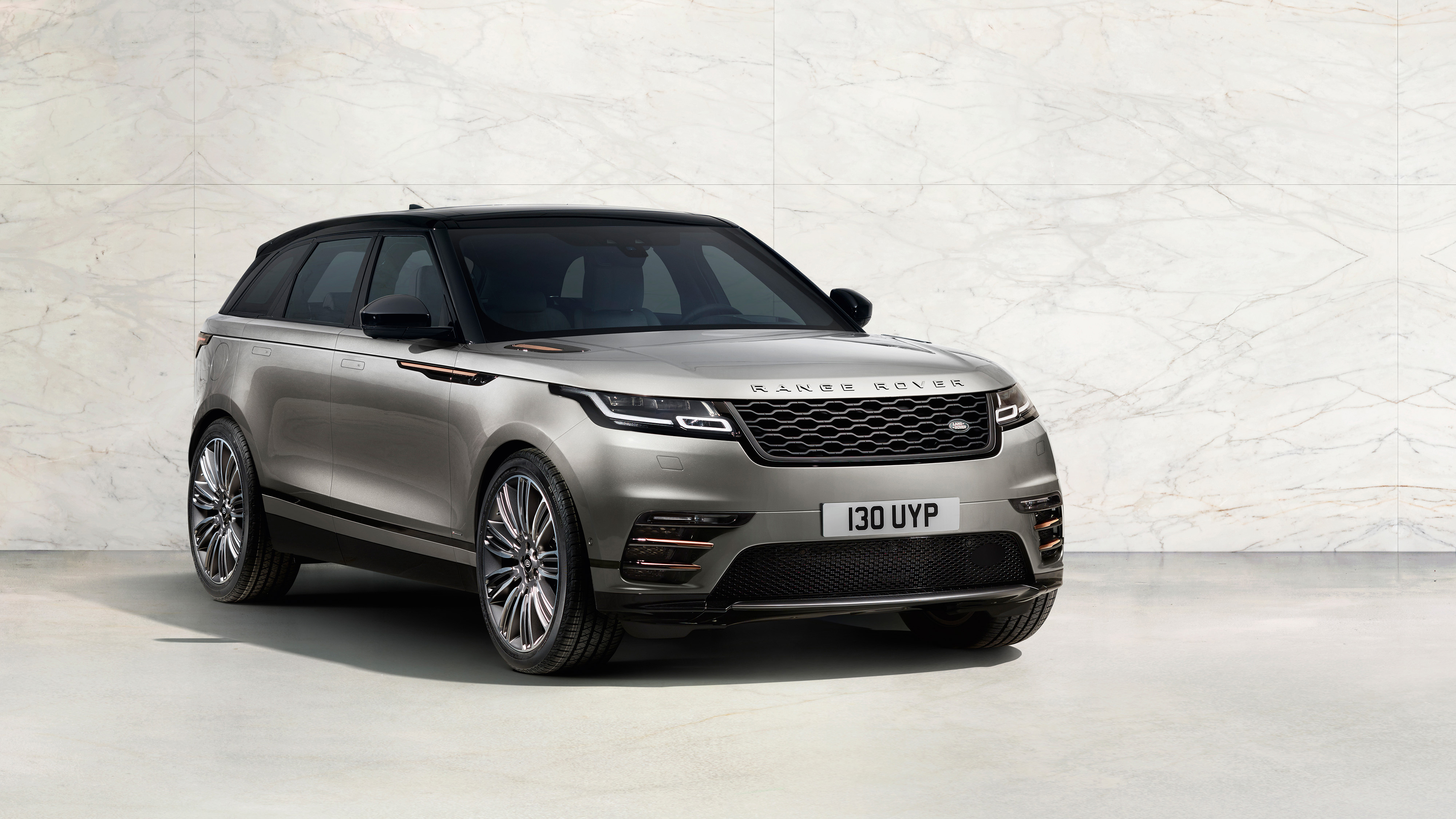 Бесплатное фото Range Rover Velar 2018 года серого цвета