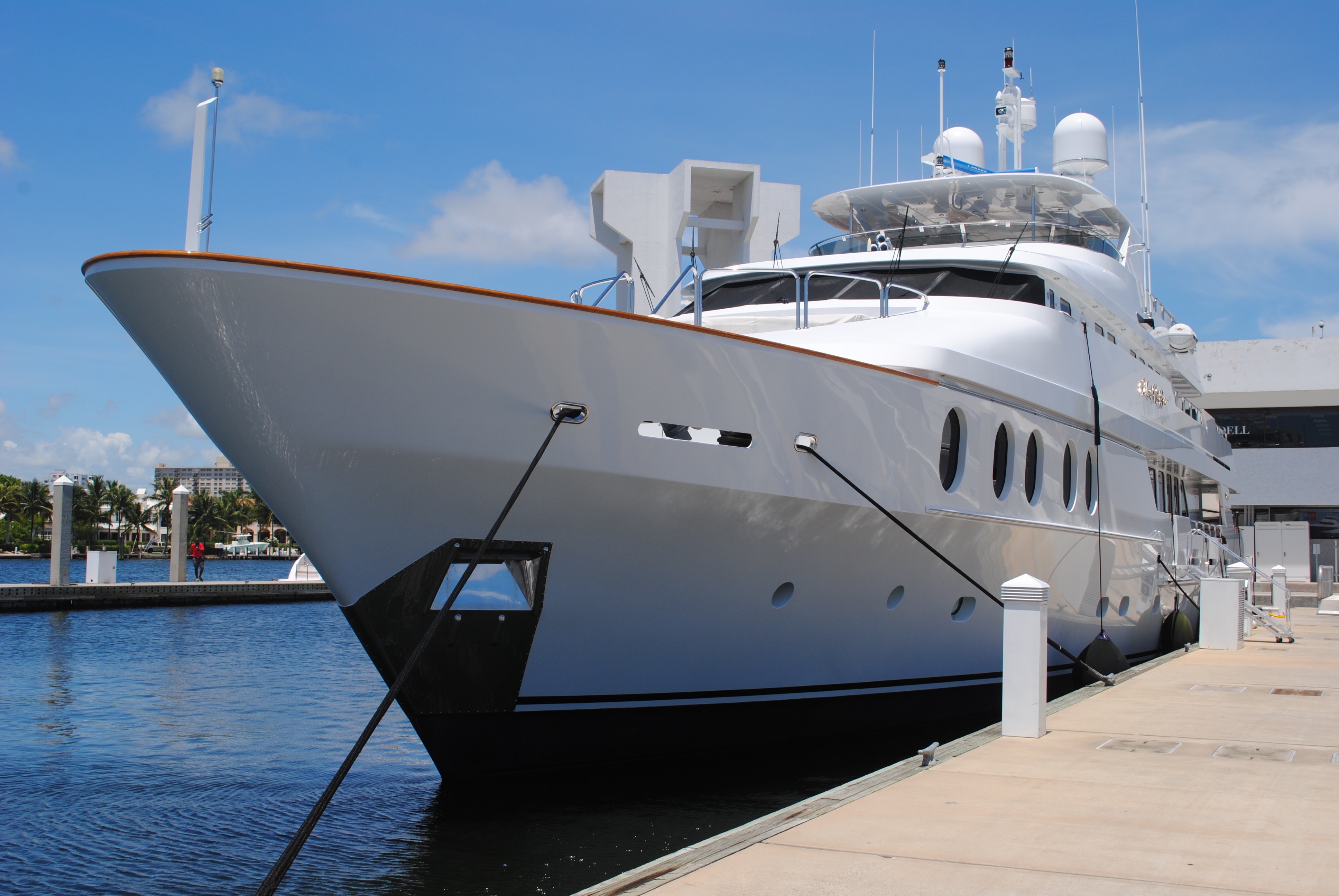 Free photo A large yacht parked in the bay