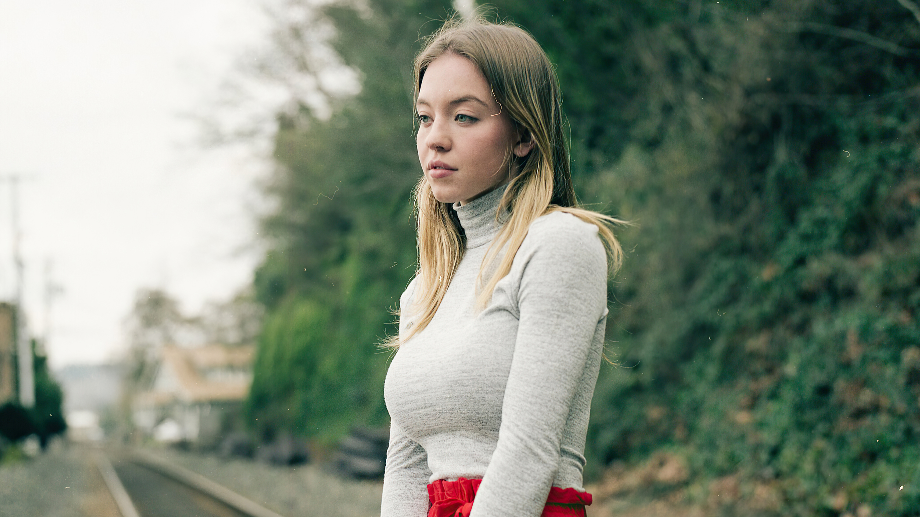 Free photo Blonde Sydney Sweeney in a white sweater