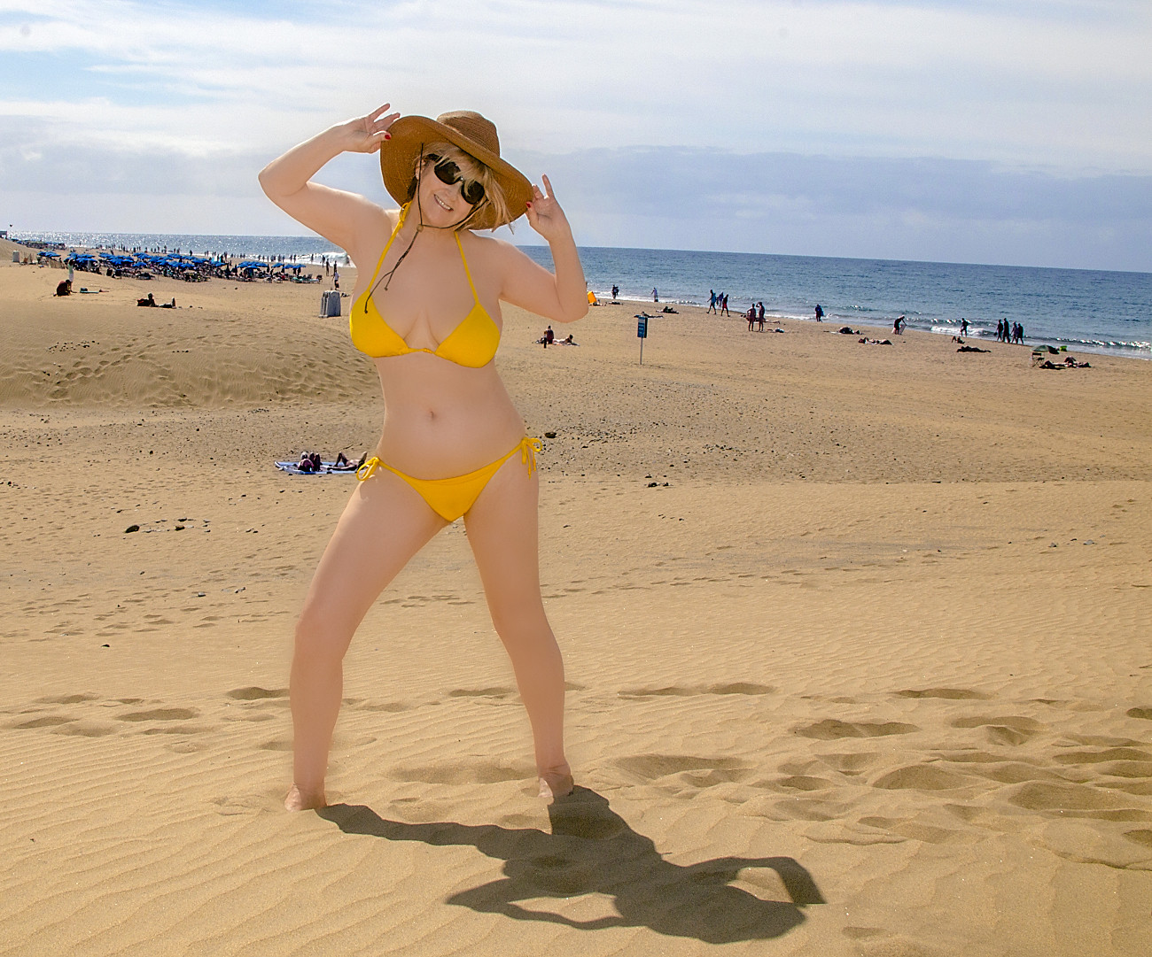 Обои блондинка море песок на рабочий стол