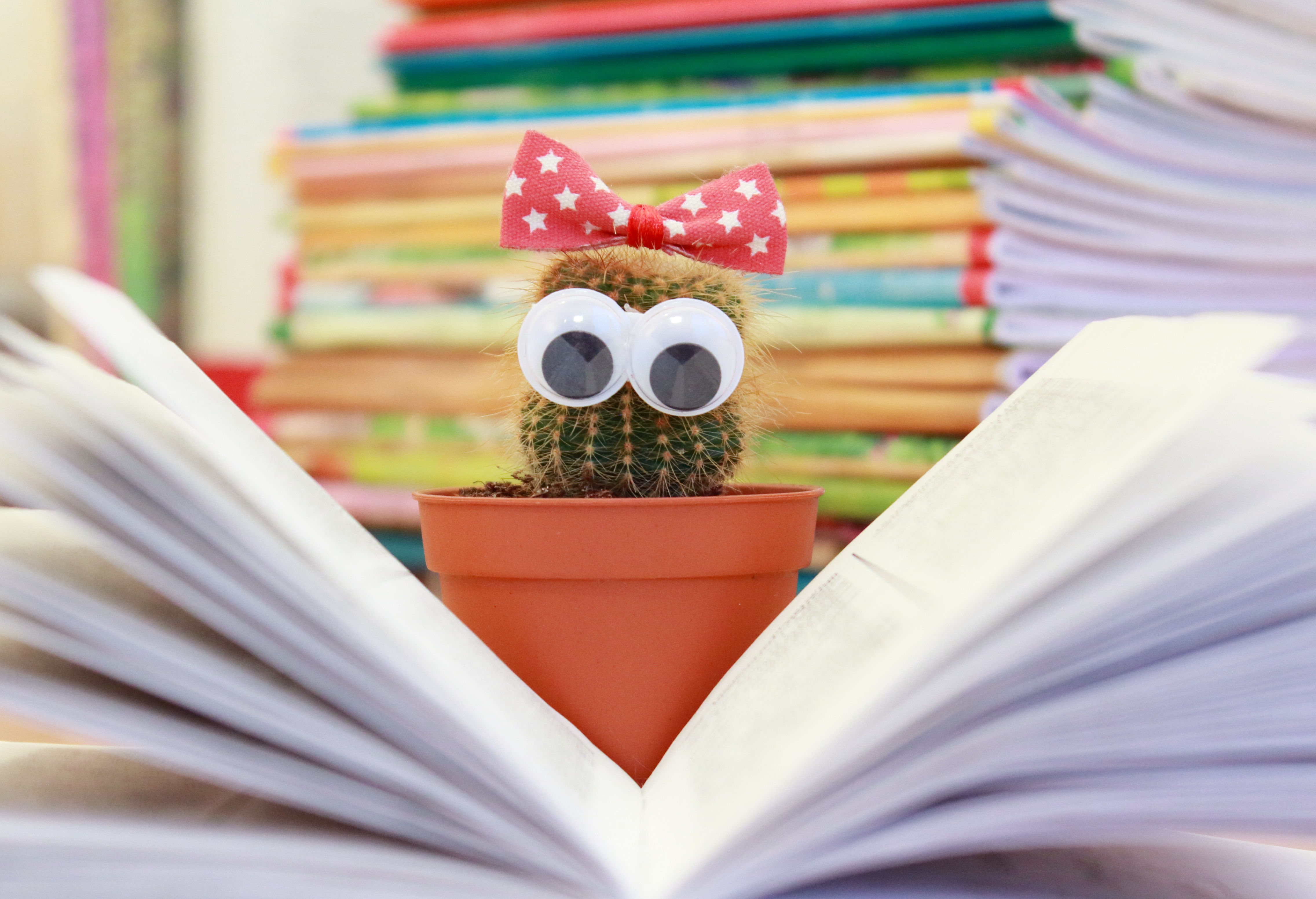 Free photo Cute cactus girl reading a book