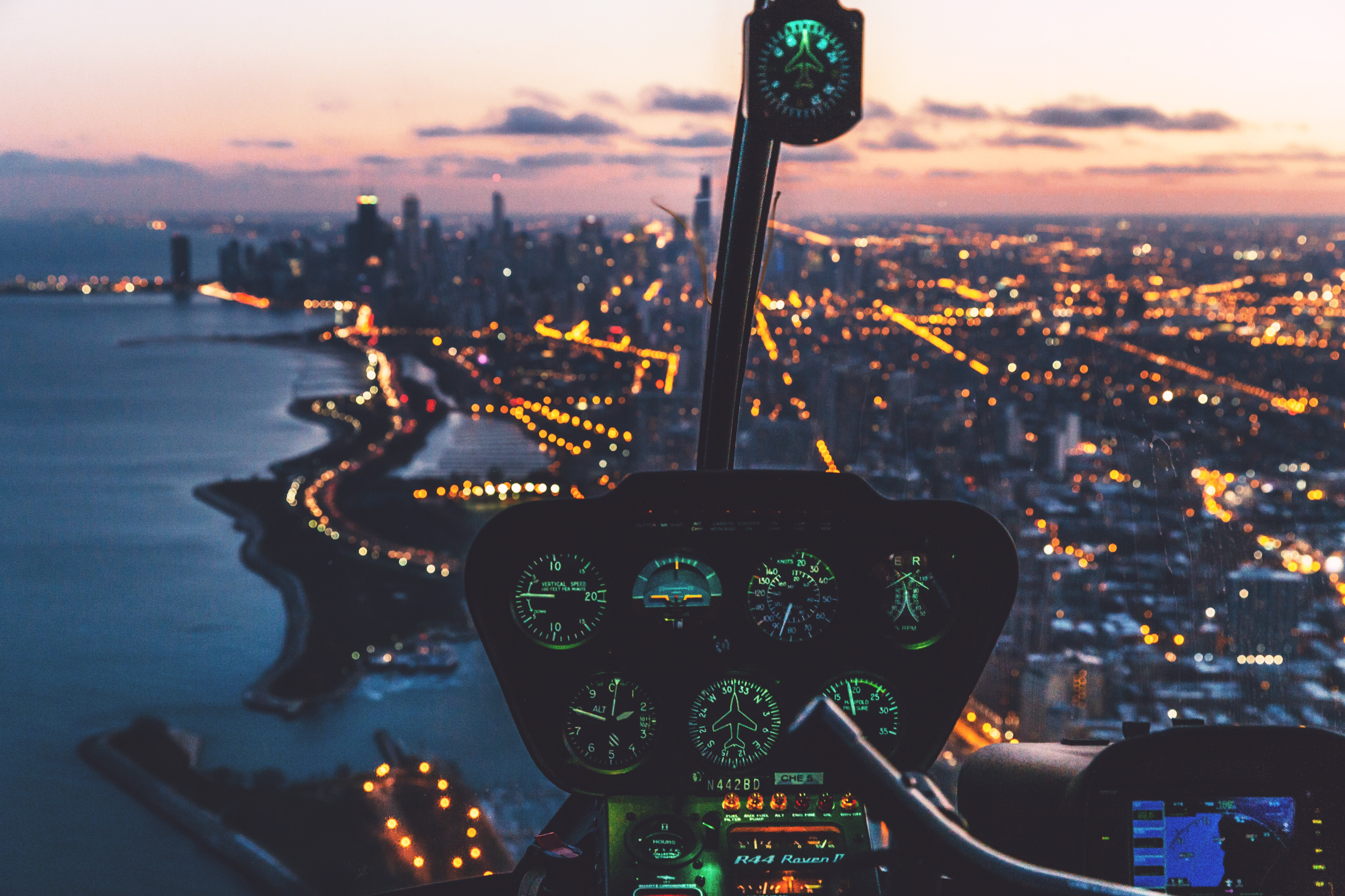 从直升飞机上俯瞰城市的夜景
