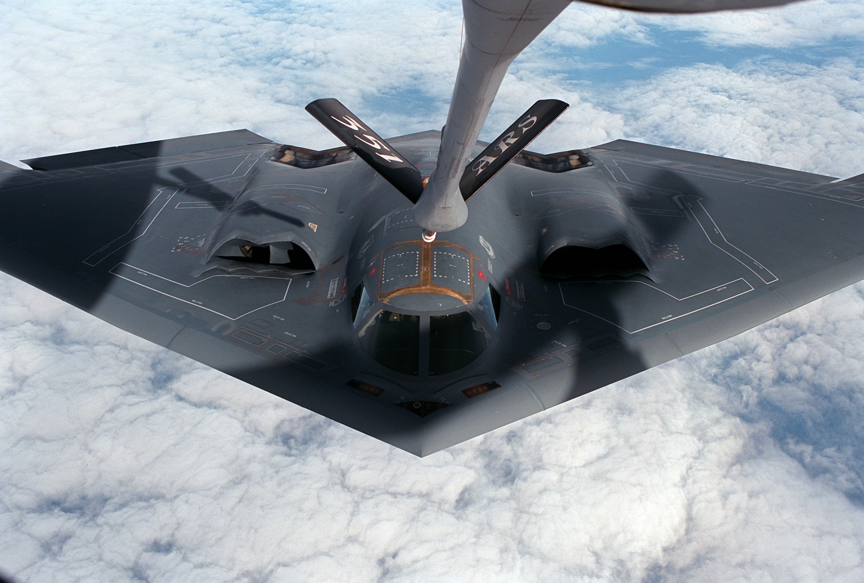 Free photo Black Lockheed Martin F-35 Lightning II in flight refueling