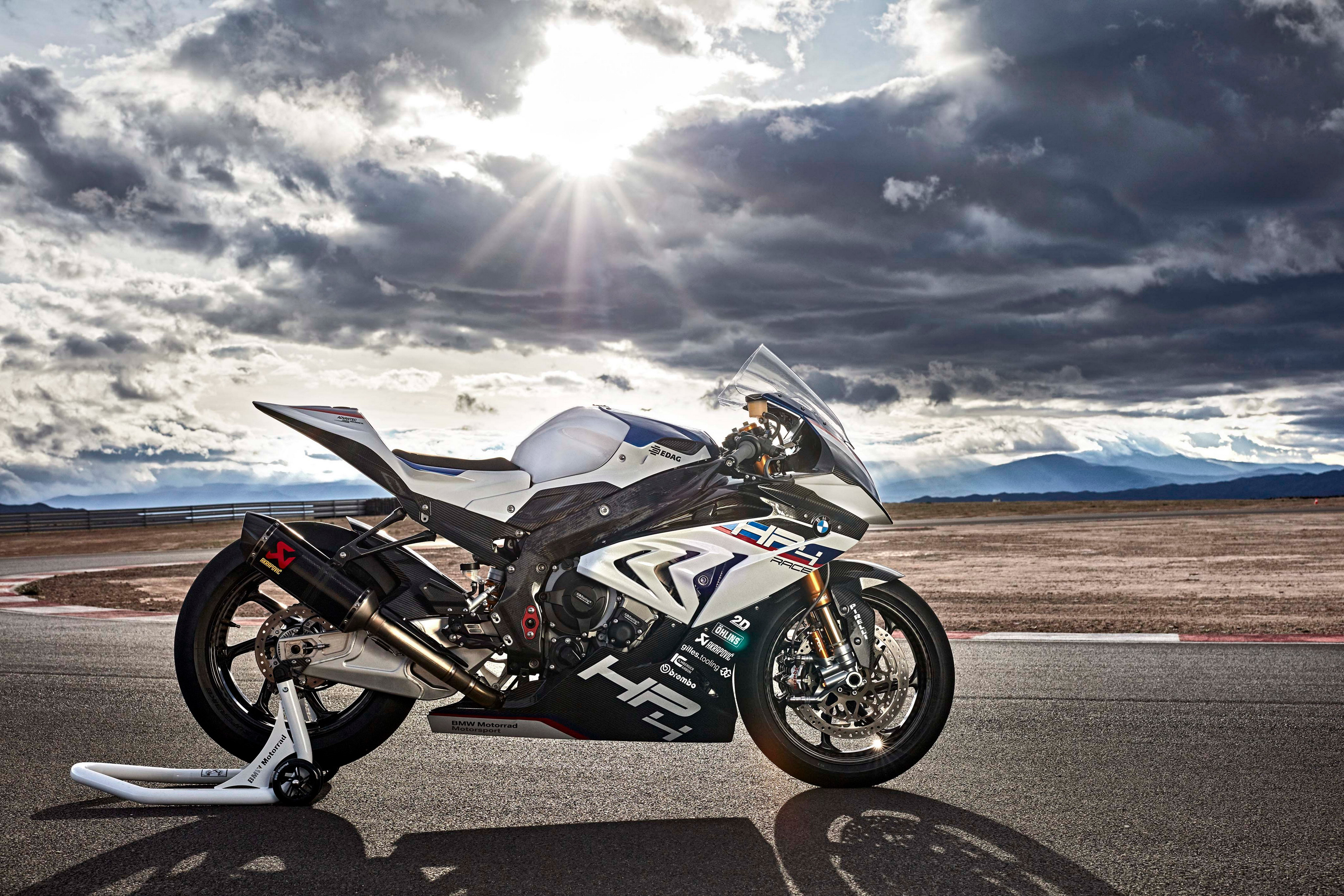 Free photo Sports bike bmw h4 in sunlight