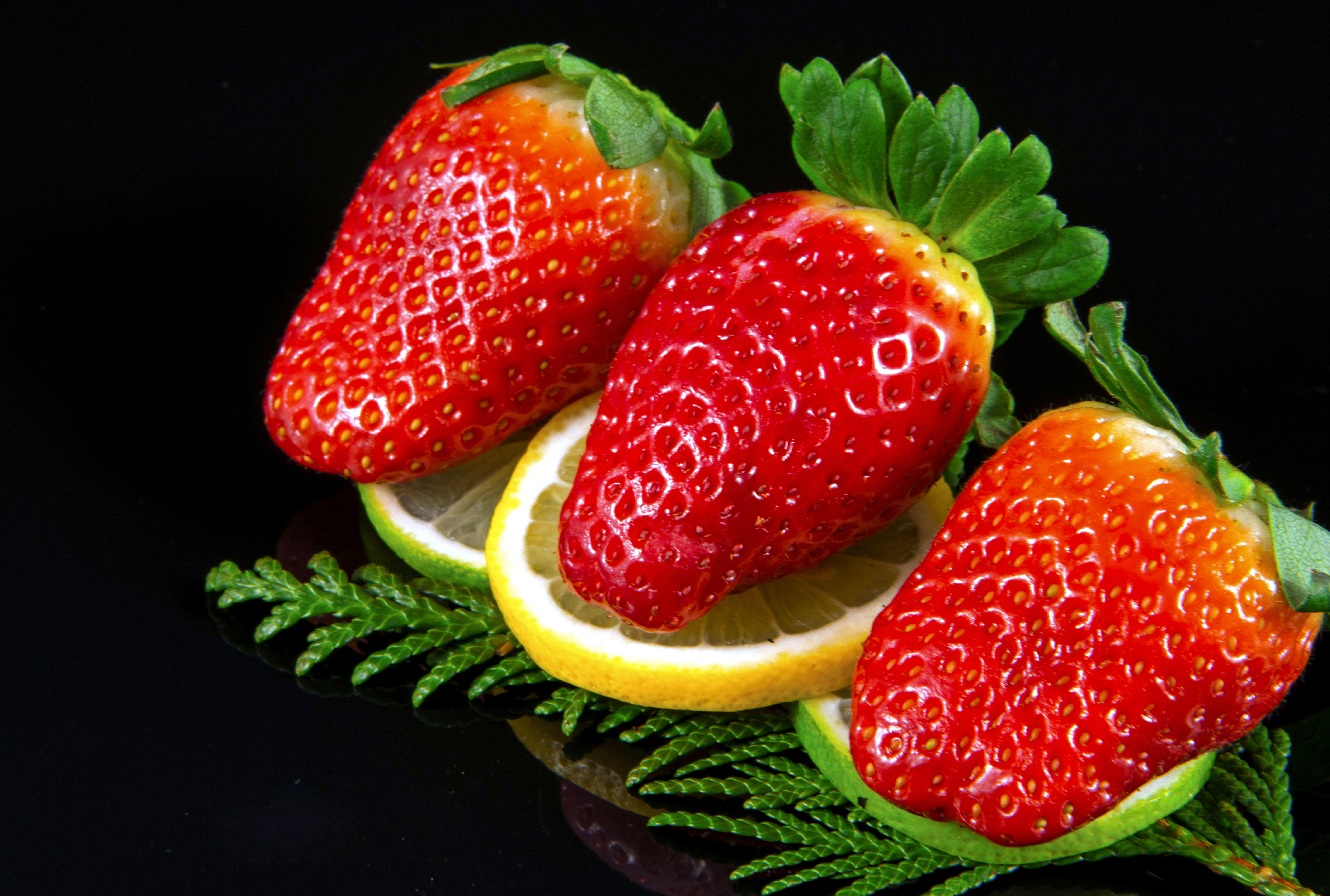 Wallpapers strawberry black background berries on the desktop