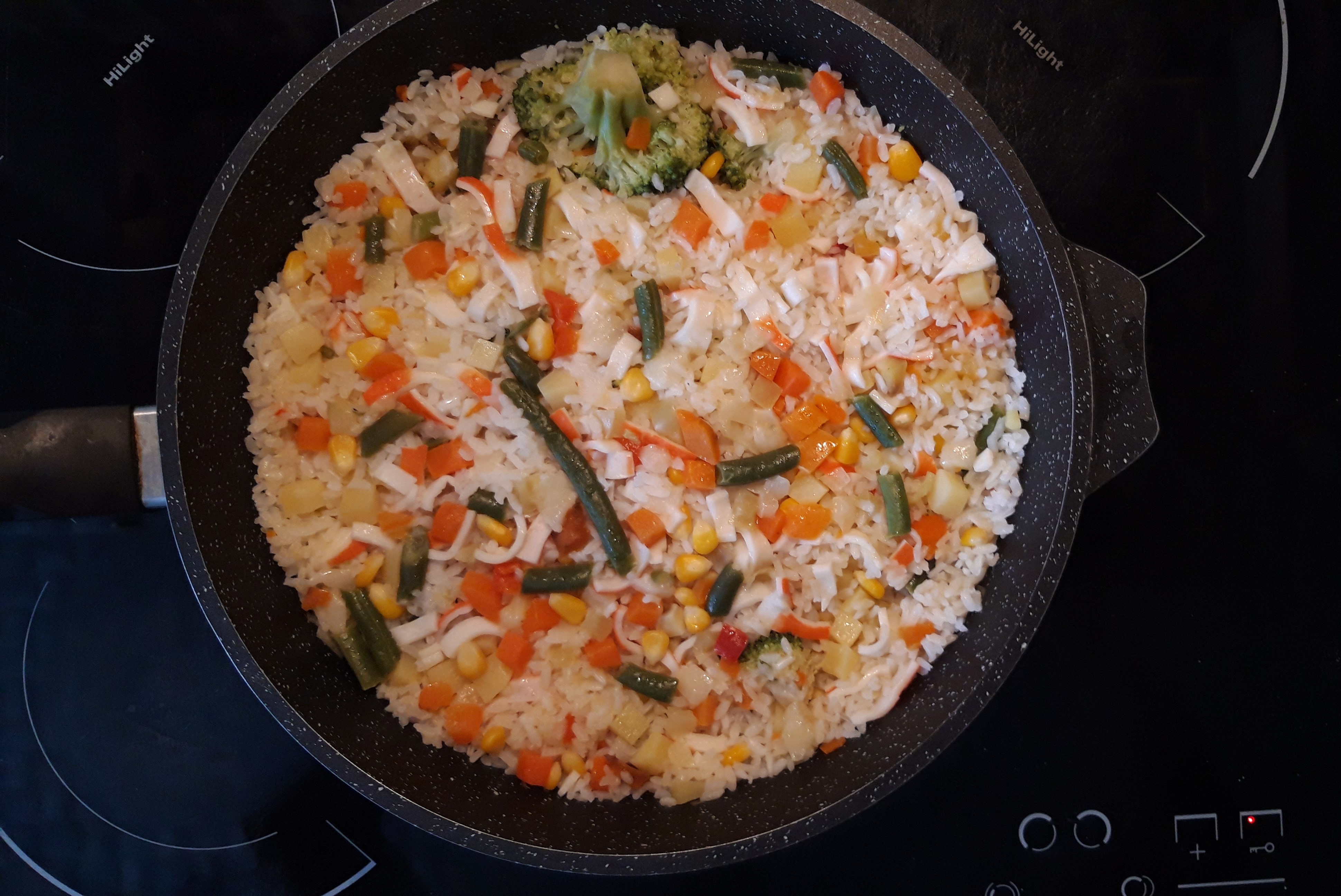 Бесплатное фото Плов с овощами и крабовыми палочками