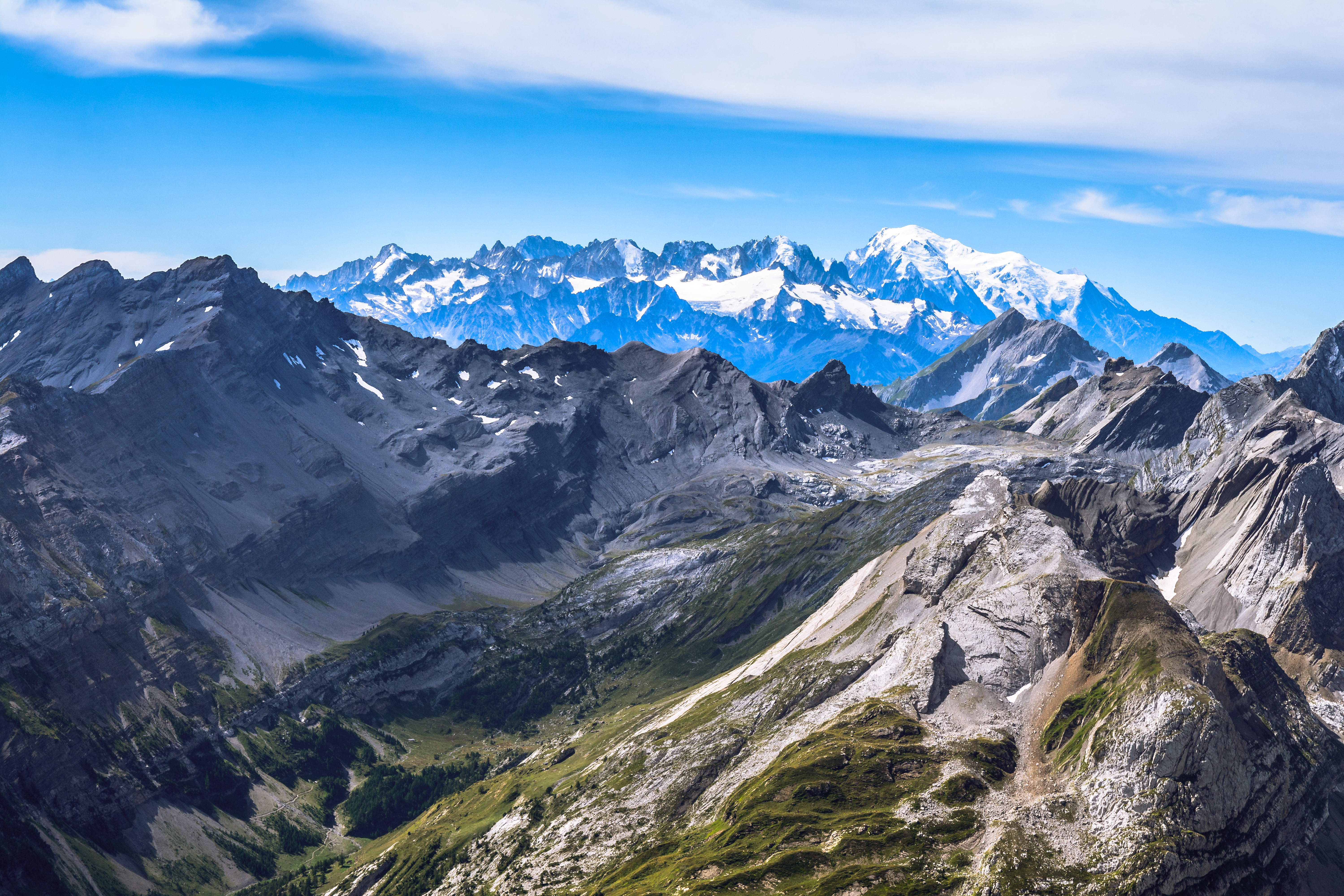 Free photo Beautiful views of the mountain hills from high above