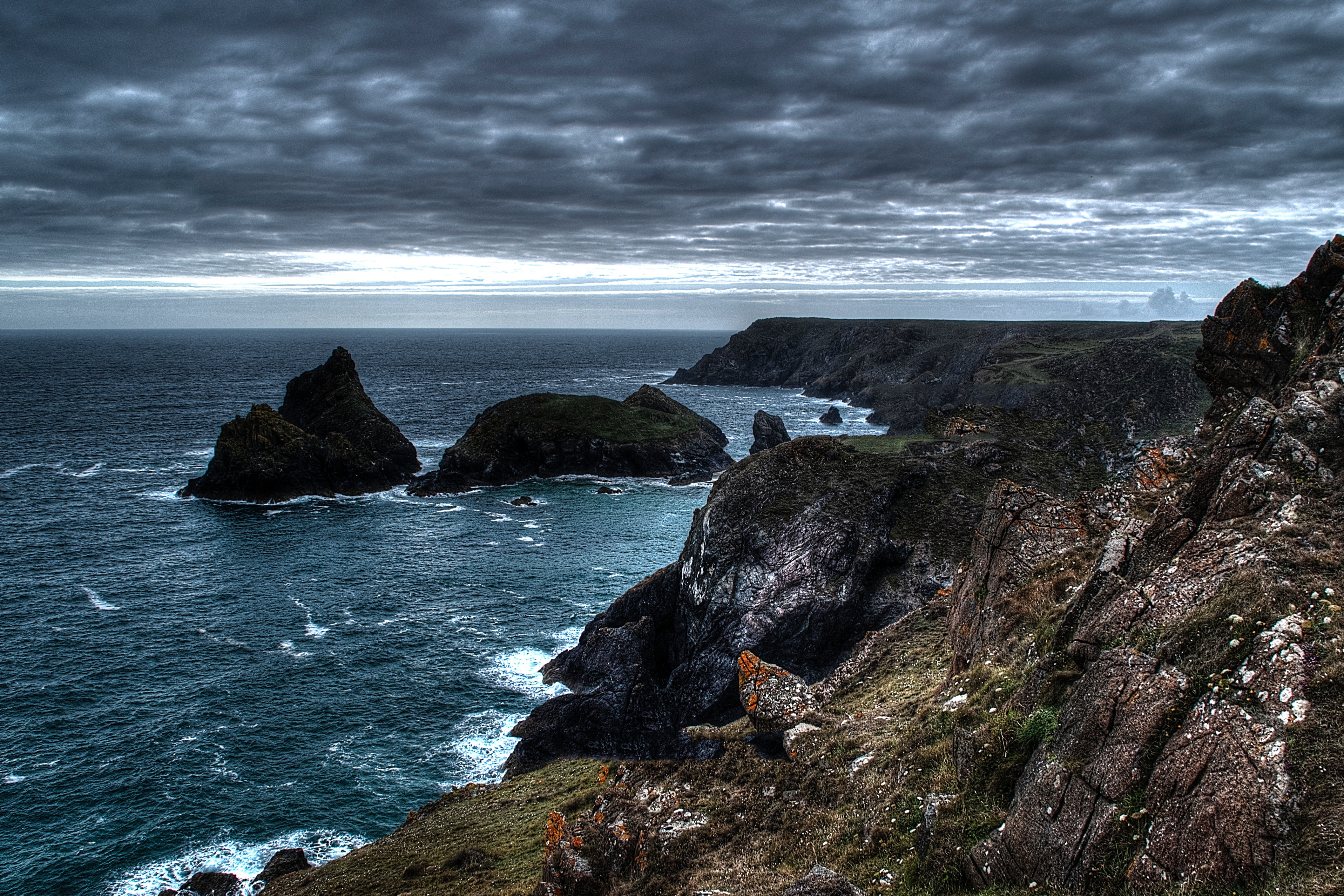 Free photo The rocky shore of the ocean, and clouds in the sky