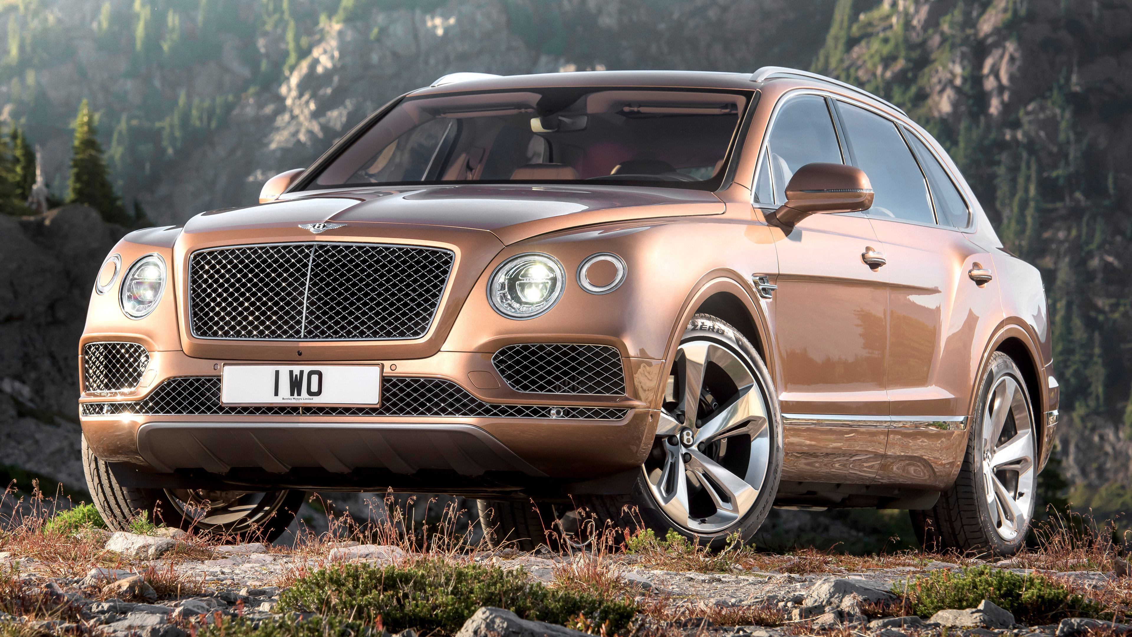 Бесплатное фото Bentley Bentayga 2016 года