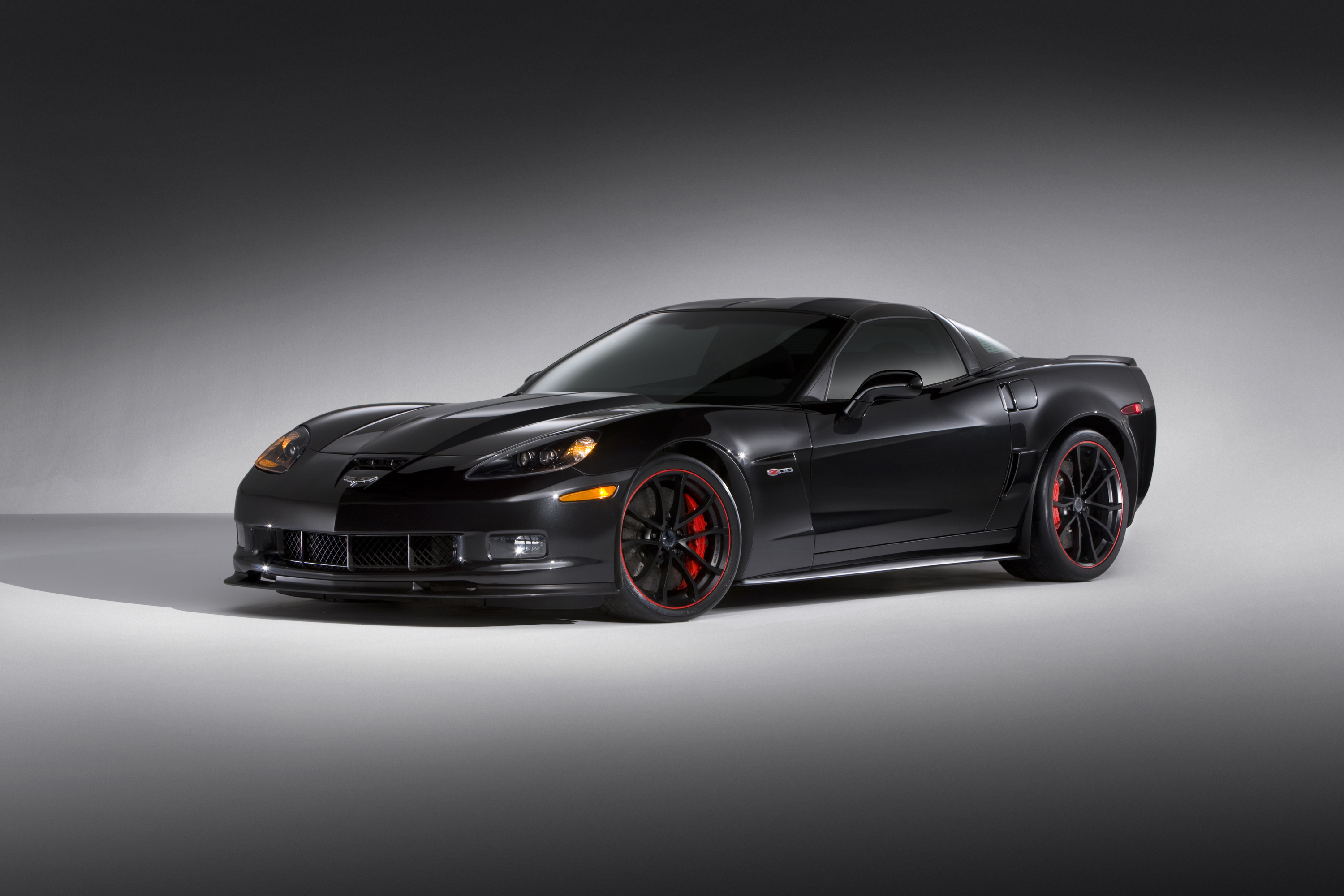 黑色雪佛兰 Corvette，红色轮辋。