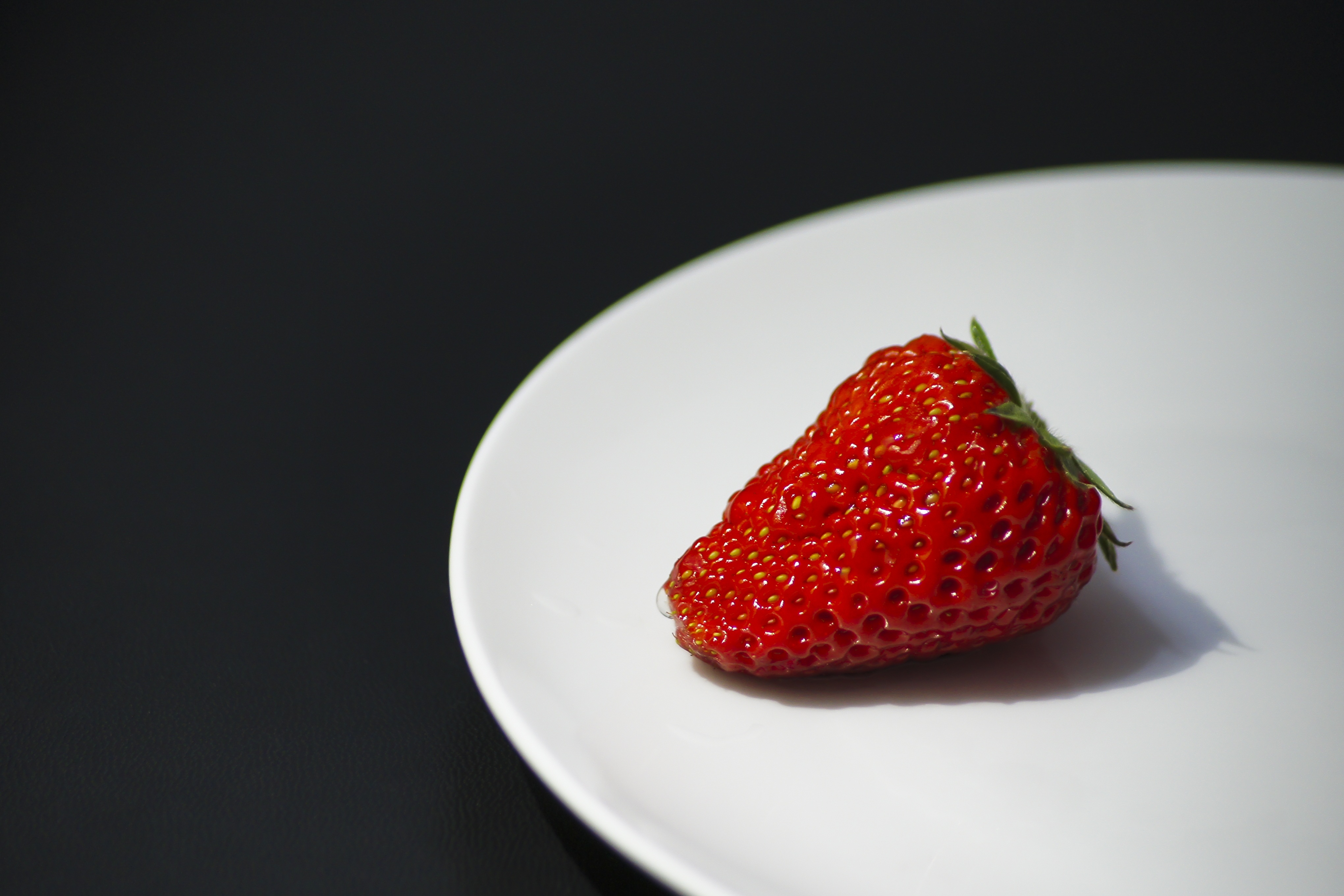 桌面上的壁纸草莓 盘 水果