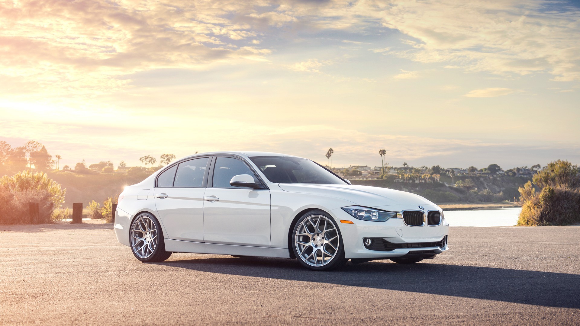 Free photo White BMW 3 Series E90 on a sunny afternoon