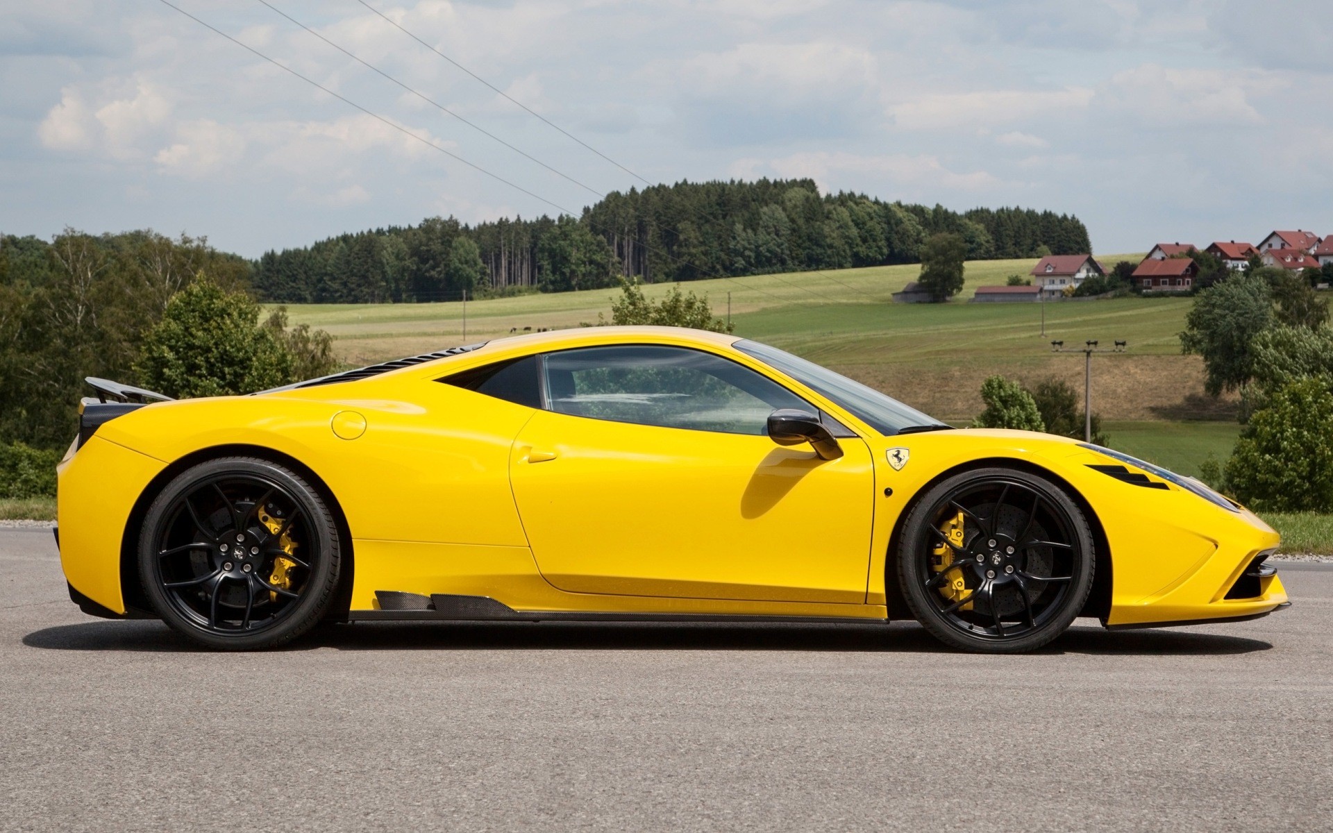 Free photo A bright yellow Ferrari 458.