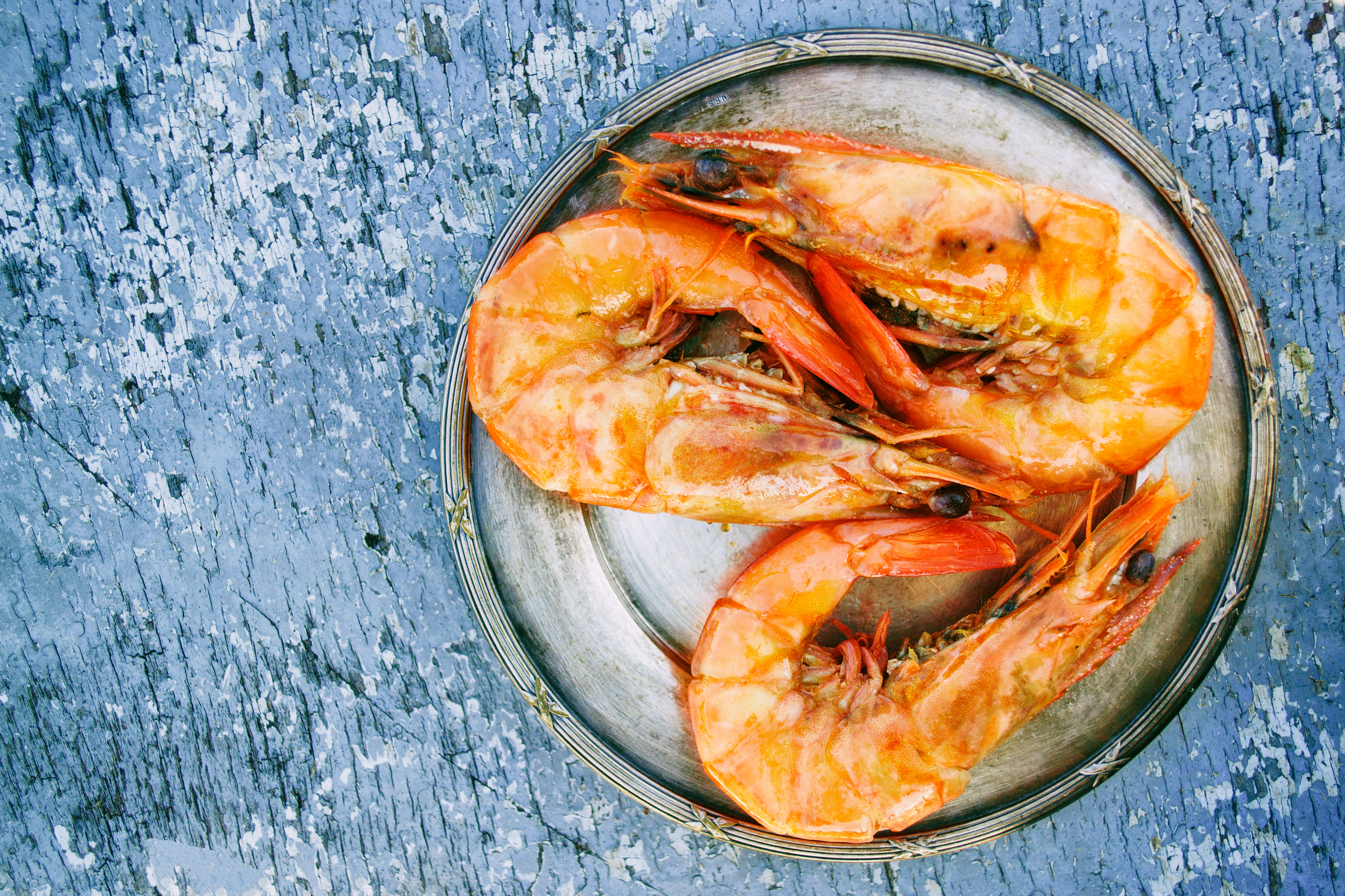 Free photo King prawns on a round plate.