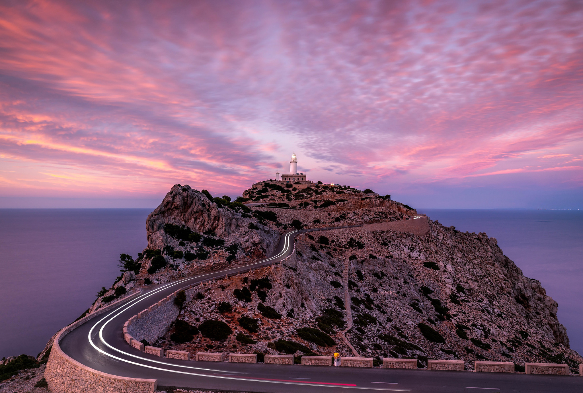 Free photo Asphalt road leading to the coastal promontory