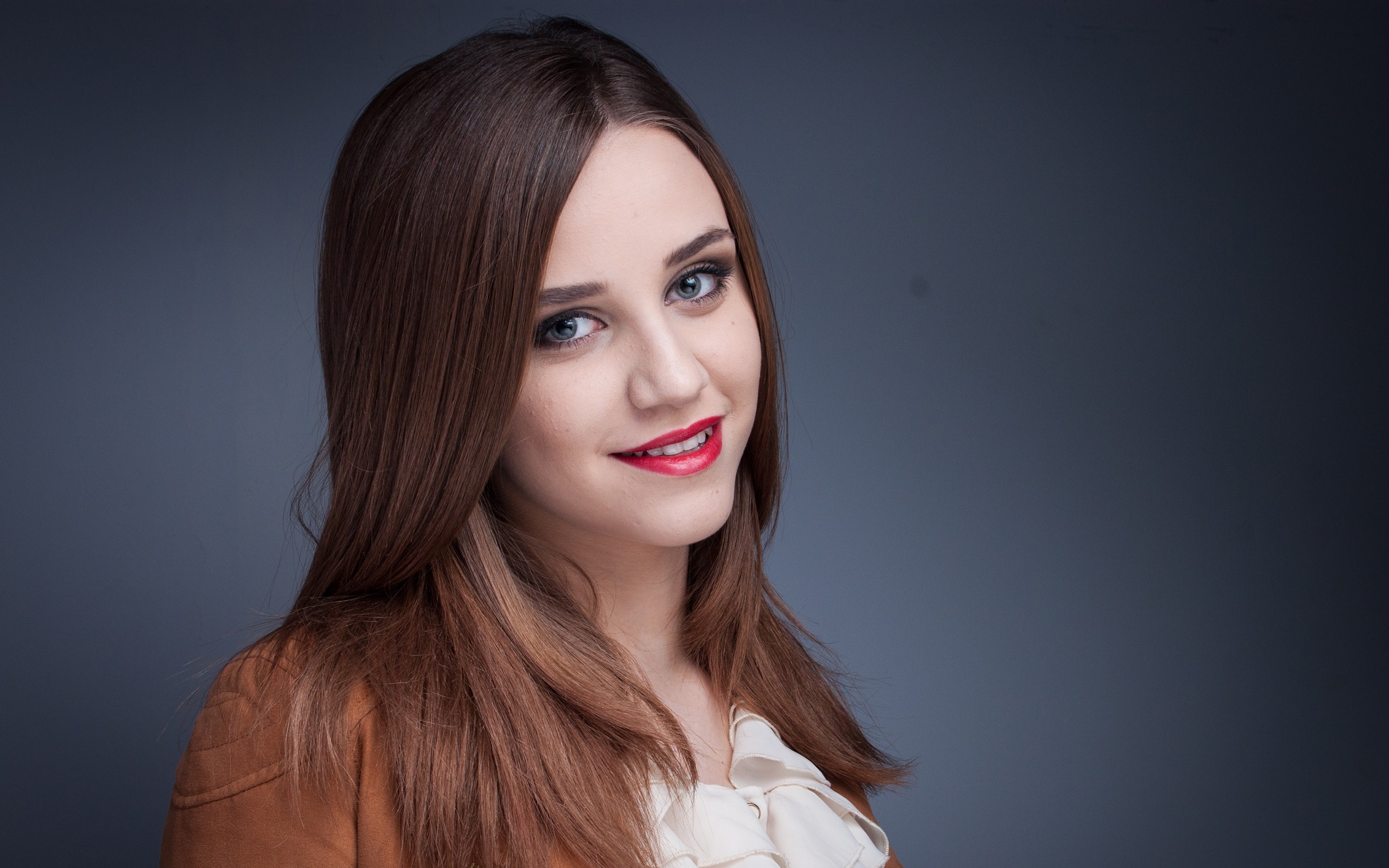 Обои длинные волосы певица красота на рабочий стол