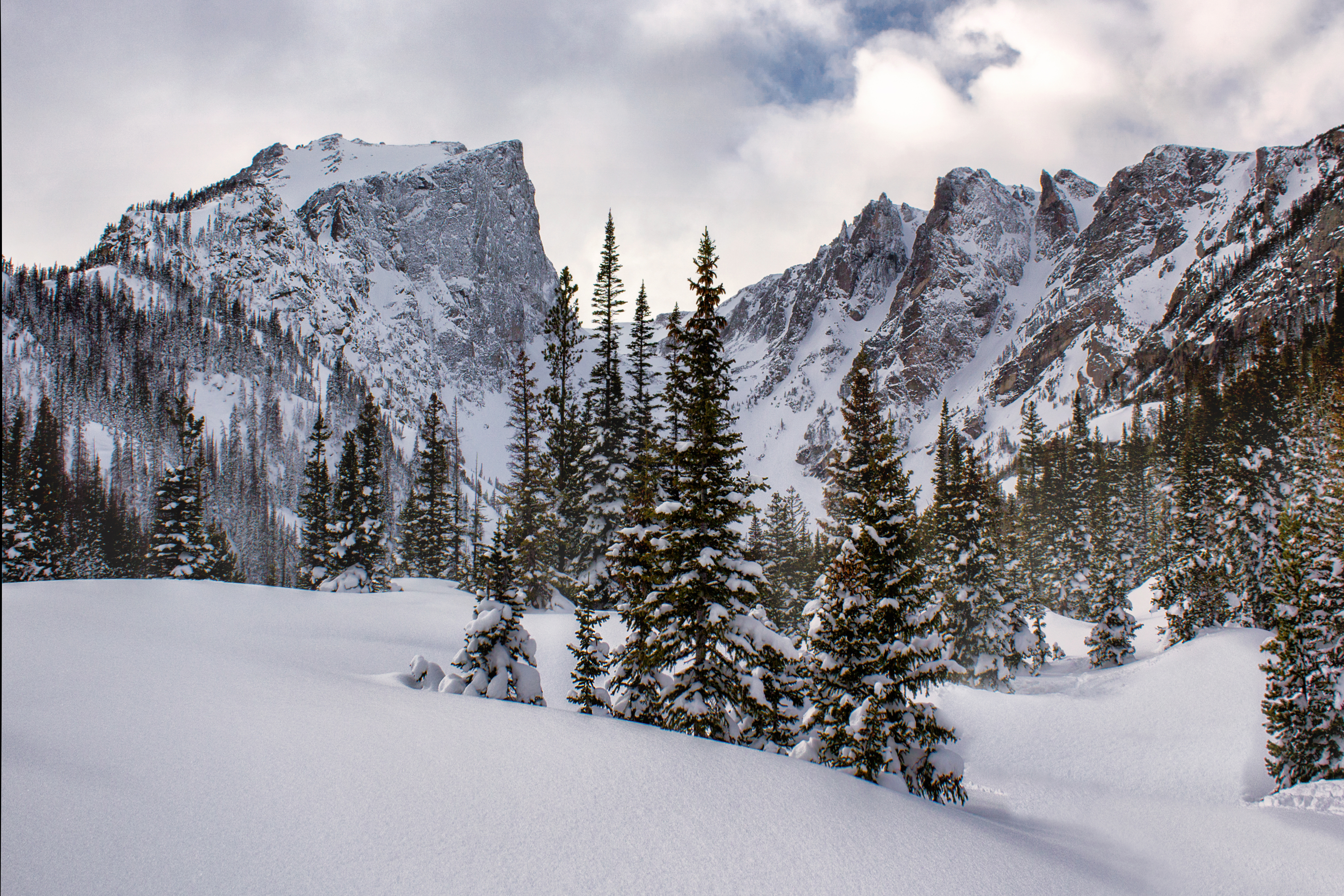 Free photo Snowy peaks rocky mountain