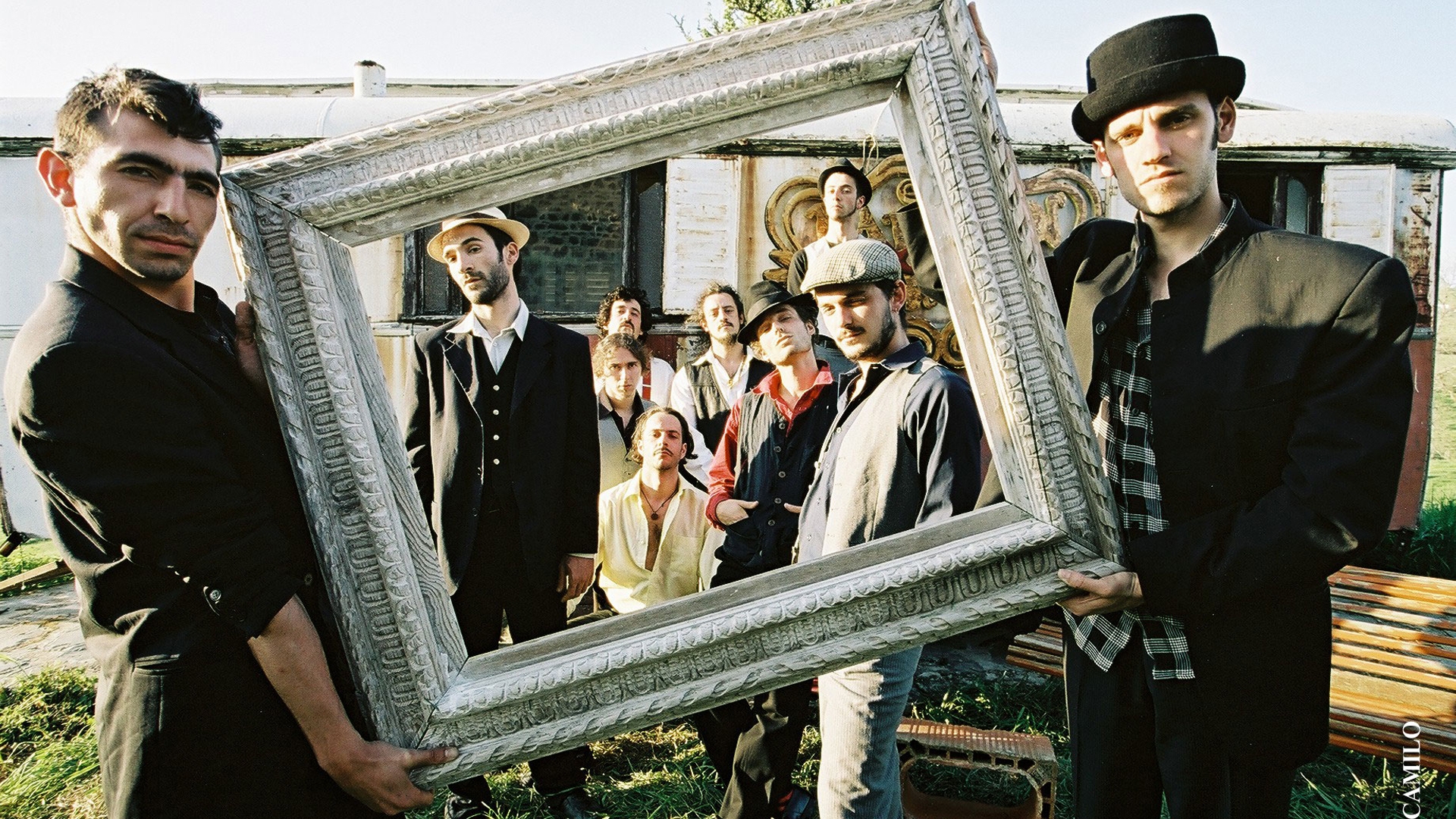 Обои группа картина дом на рабочий стол