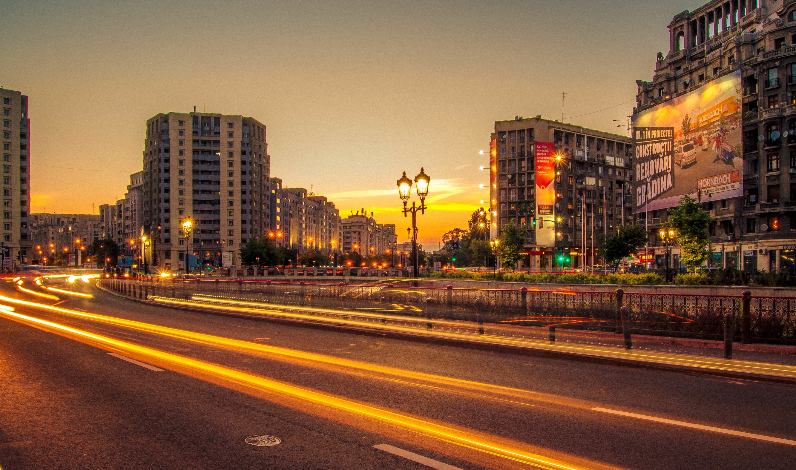 Free photo A colorful sunset on the streets of a big city