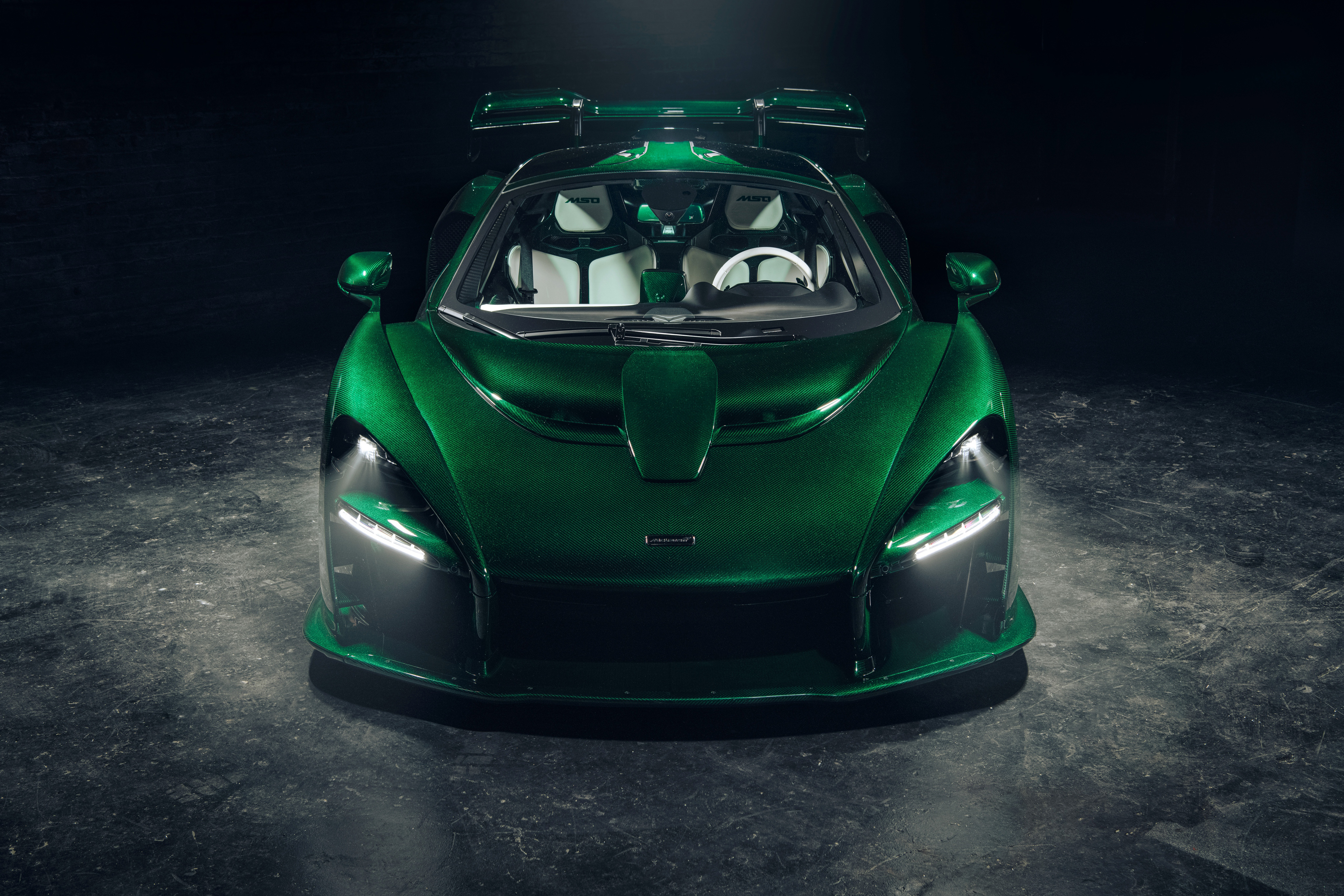 Бесплатное фото Зеленый Mclaren Senna с большим спойлером