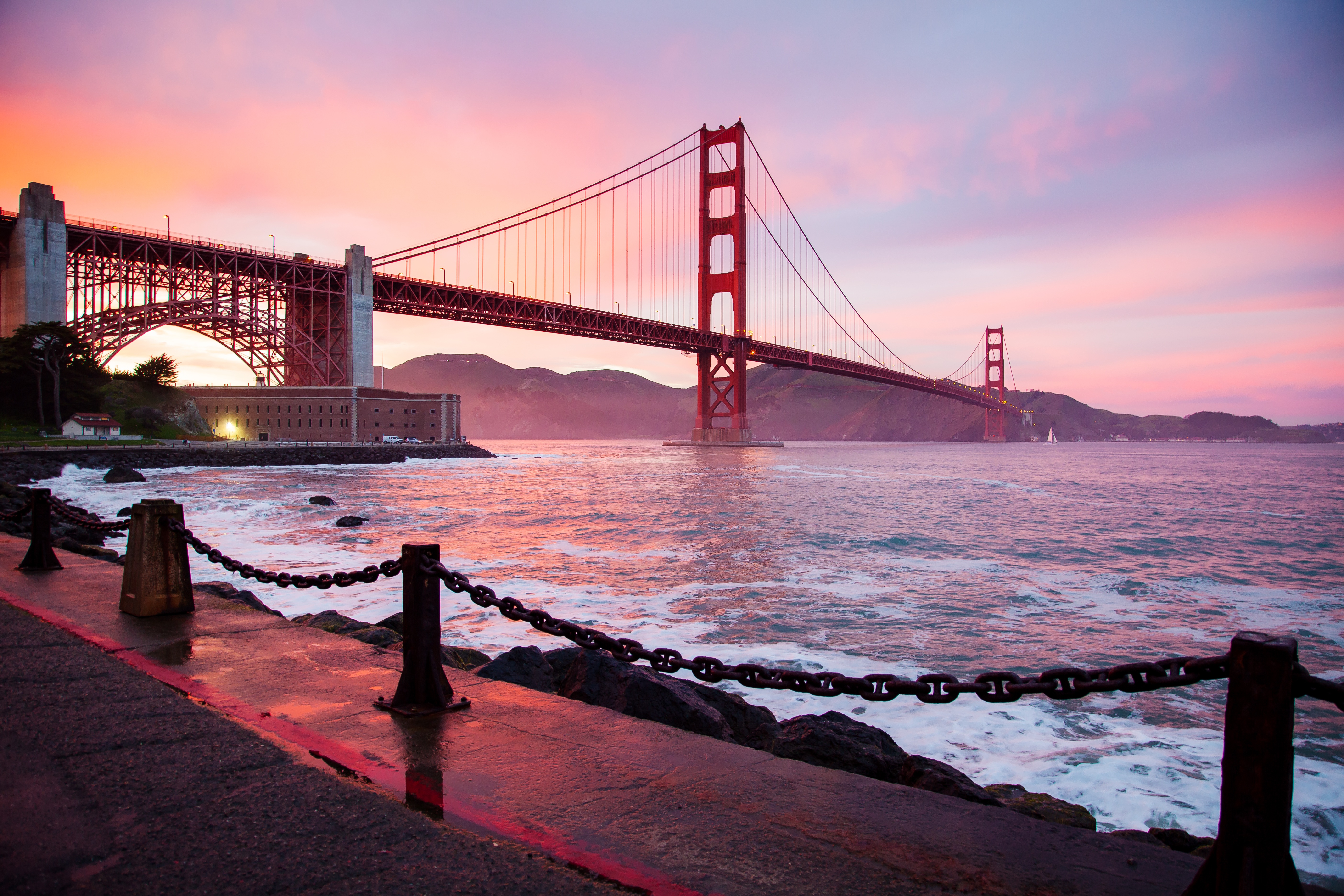 Free photo Large suspension bridge over the river