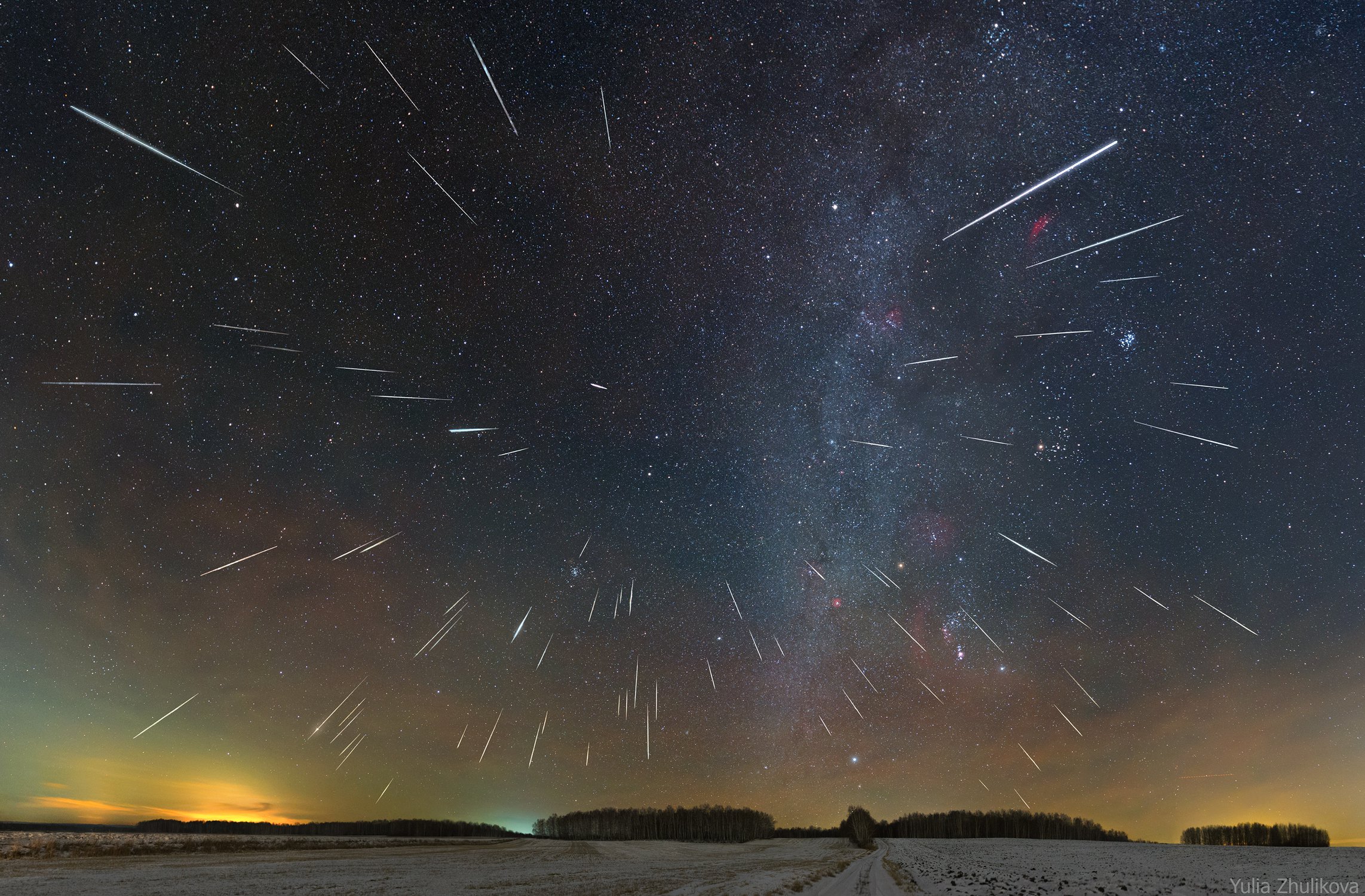 Free photo A meteor shower over the sea