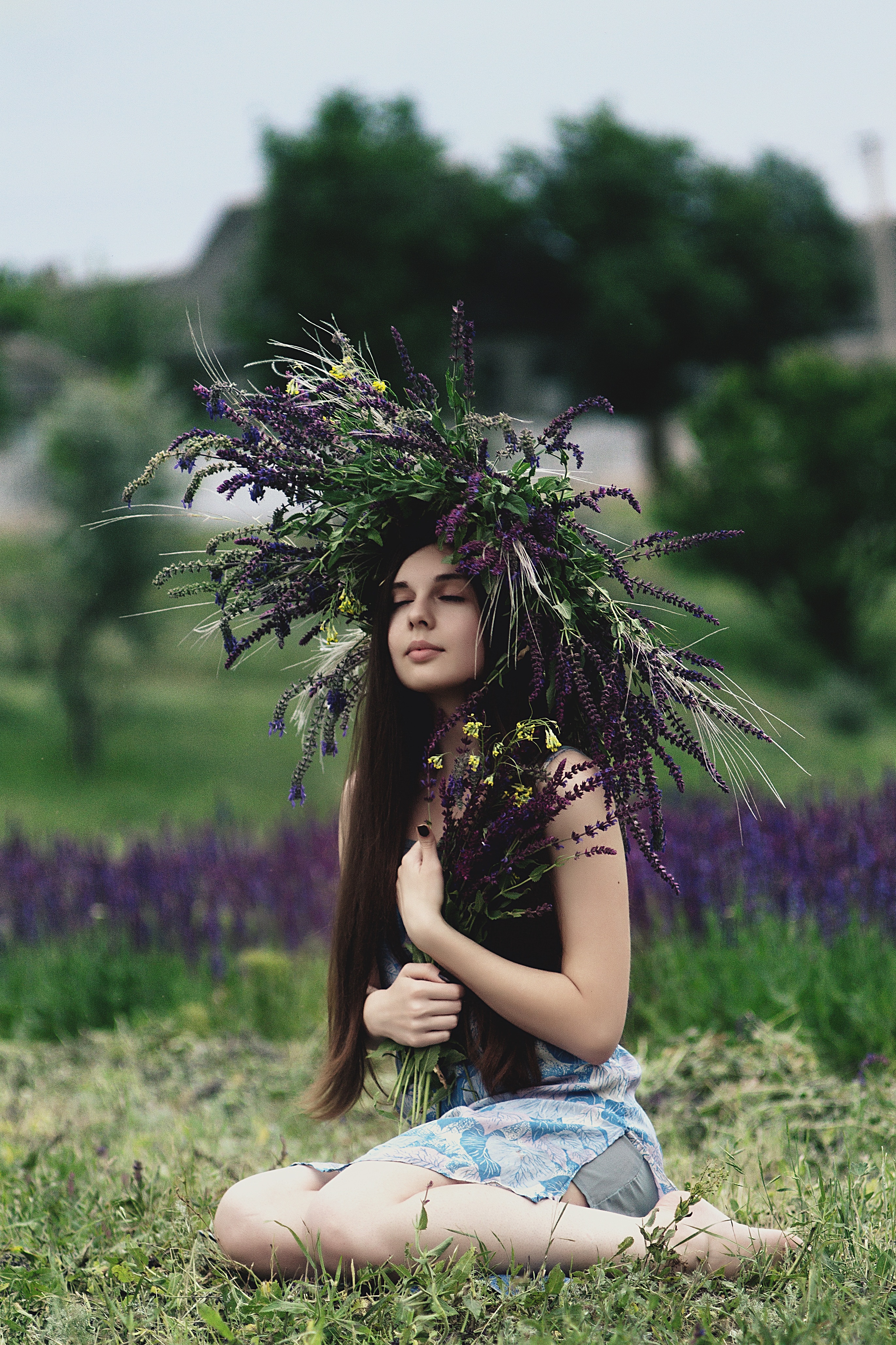 Free photo A girl with lush flowers on her head.