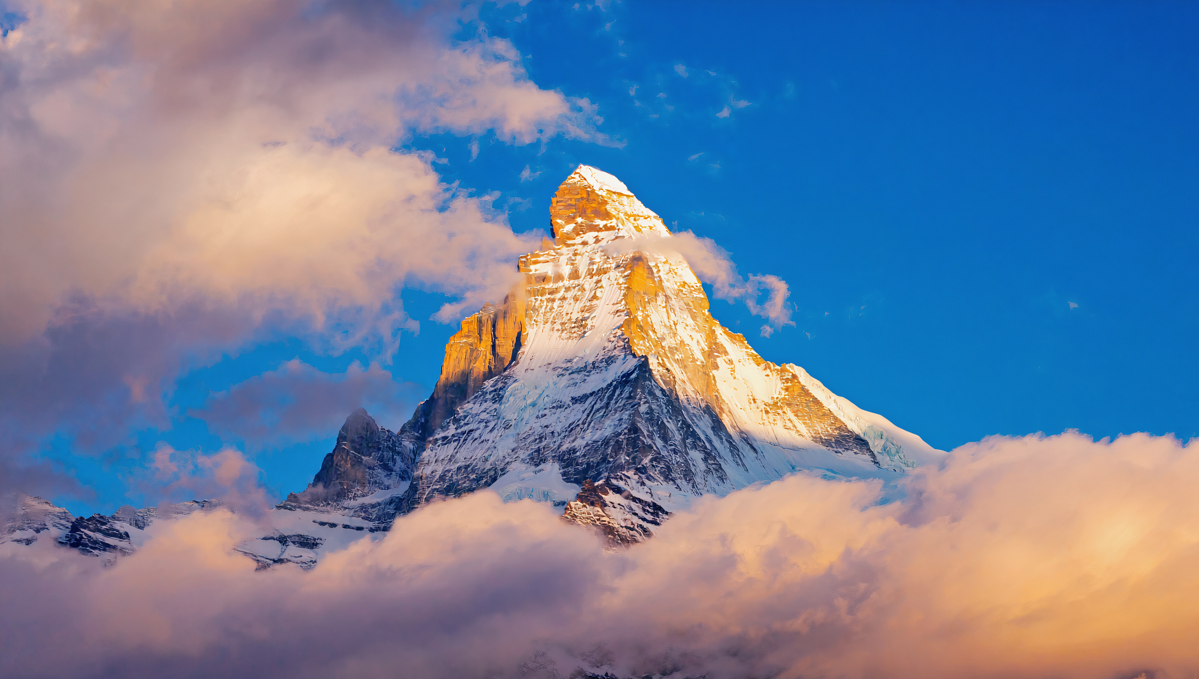 Бесплатное фото Обои на рабочий стол, вершина горы среди облаков, освещённая первыми лучами Солнца