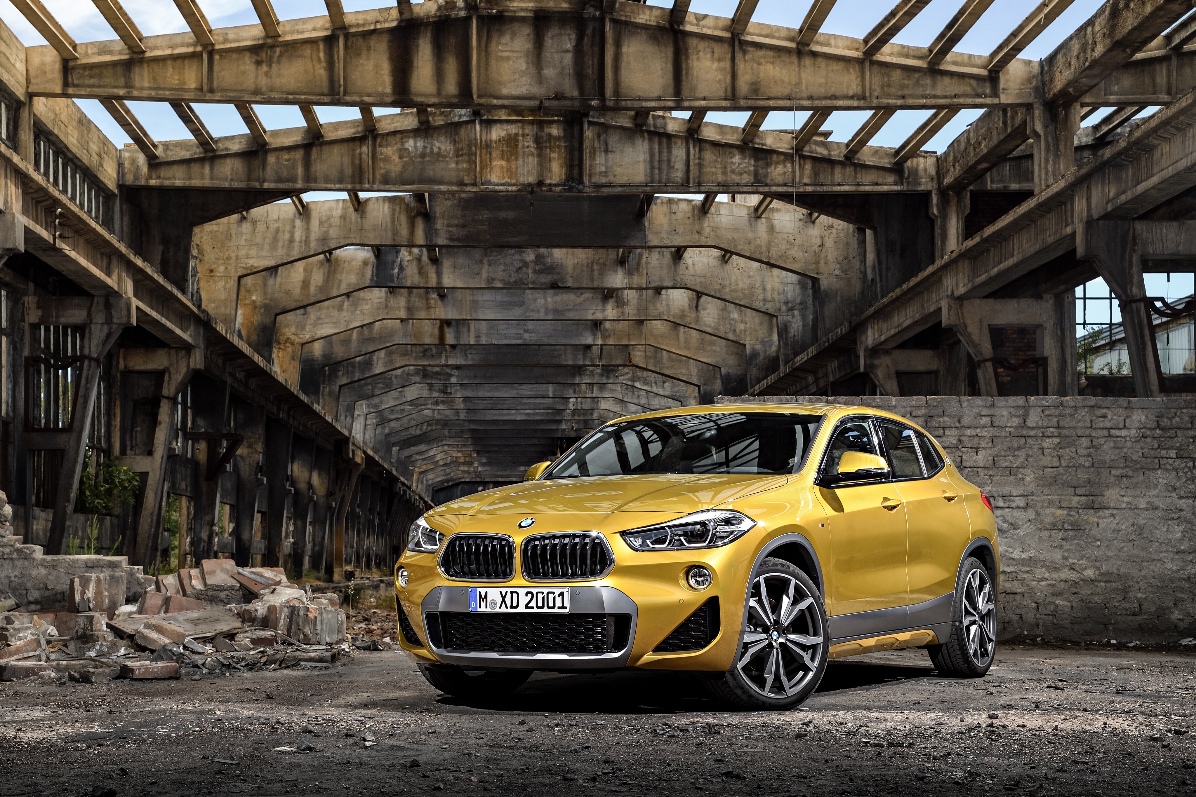 Бесплатное фото Bmw x2 золотого цвета