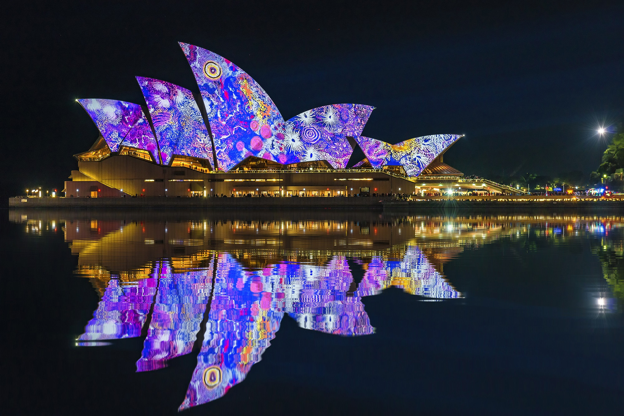 Free photo A beautiful luminous building reflected in the water