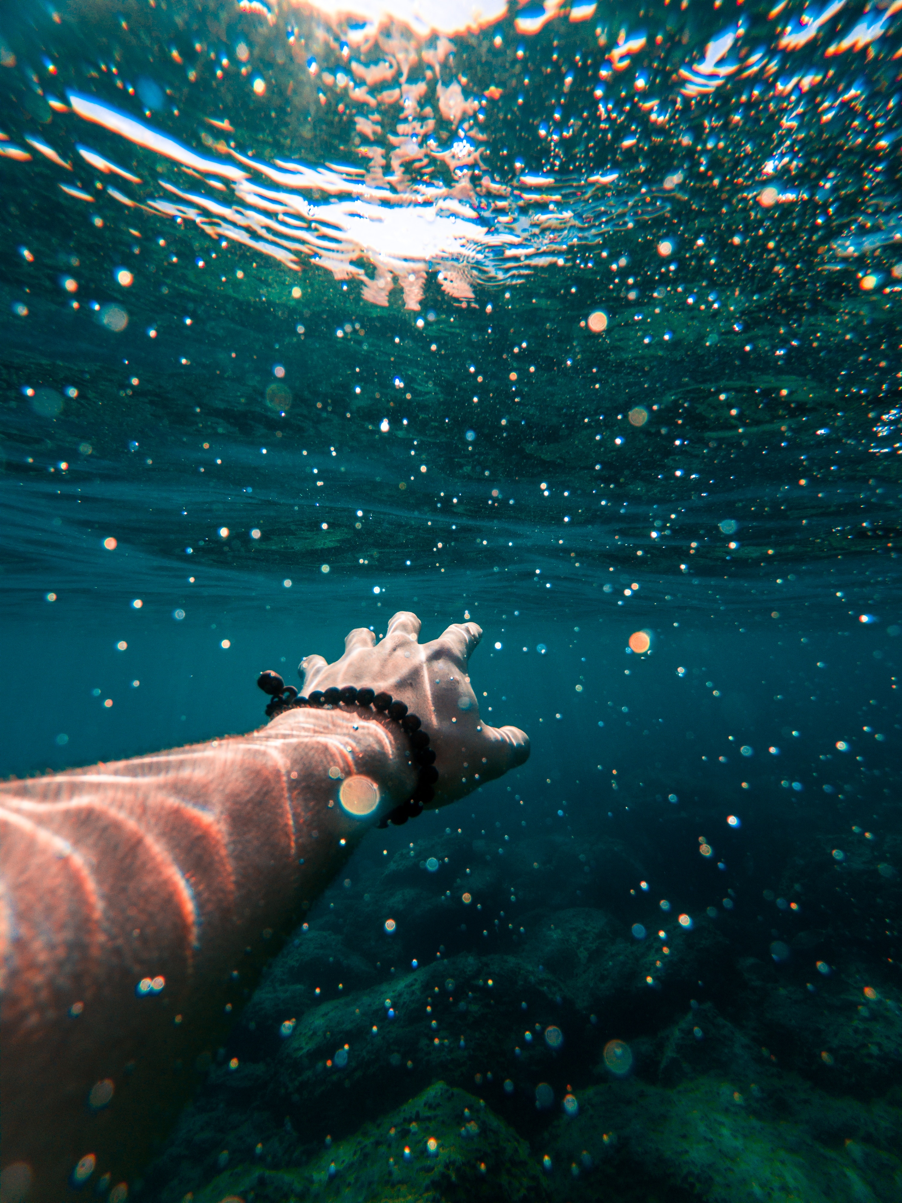 Обои обои под водой плавание рука на рабочий стол