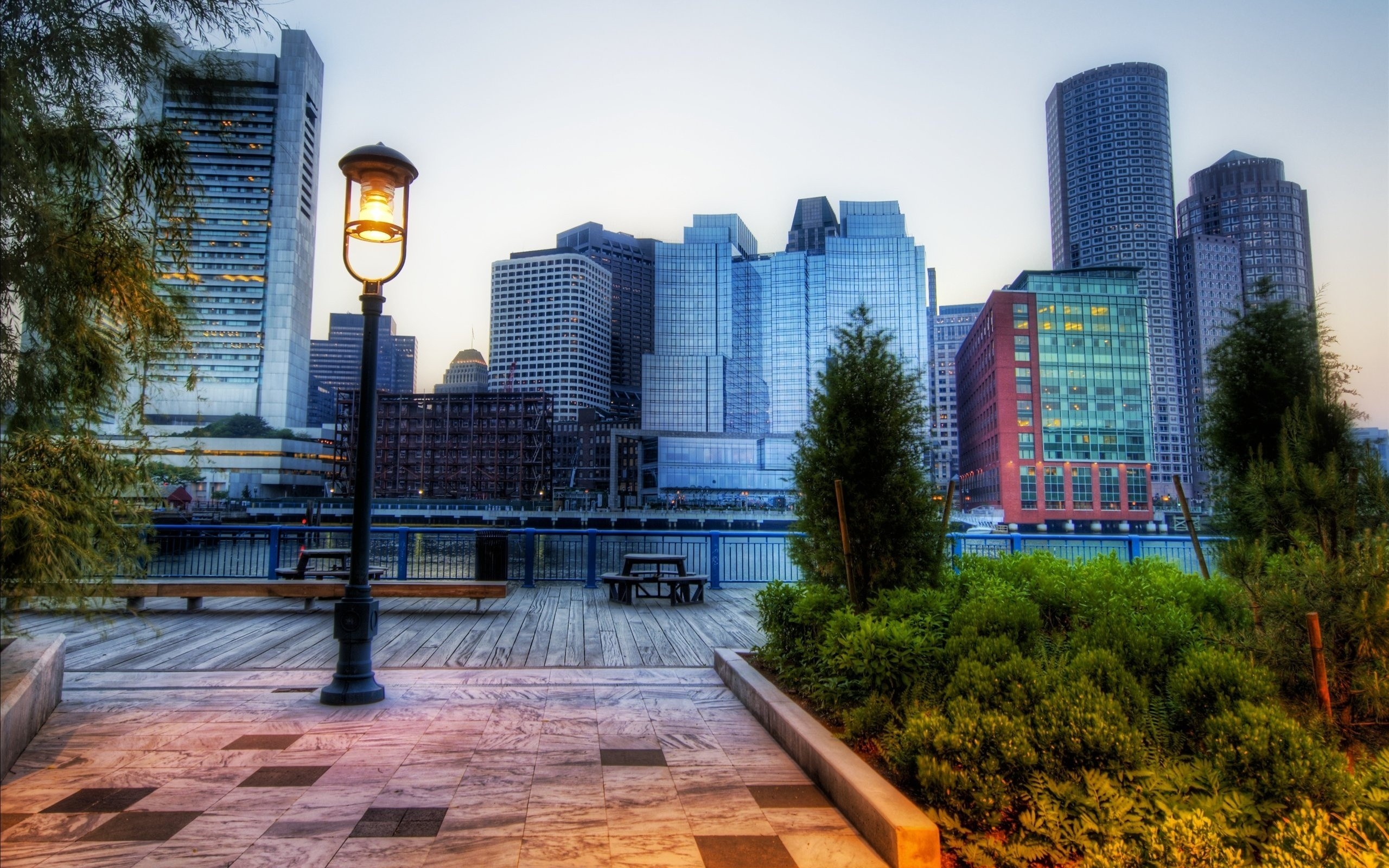 Free photo View of the city from the alley by the river