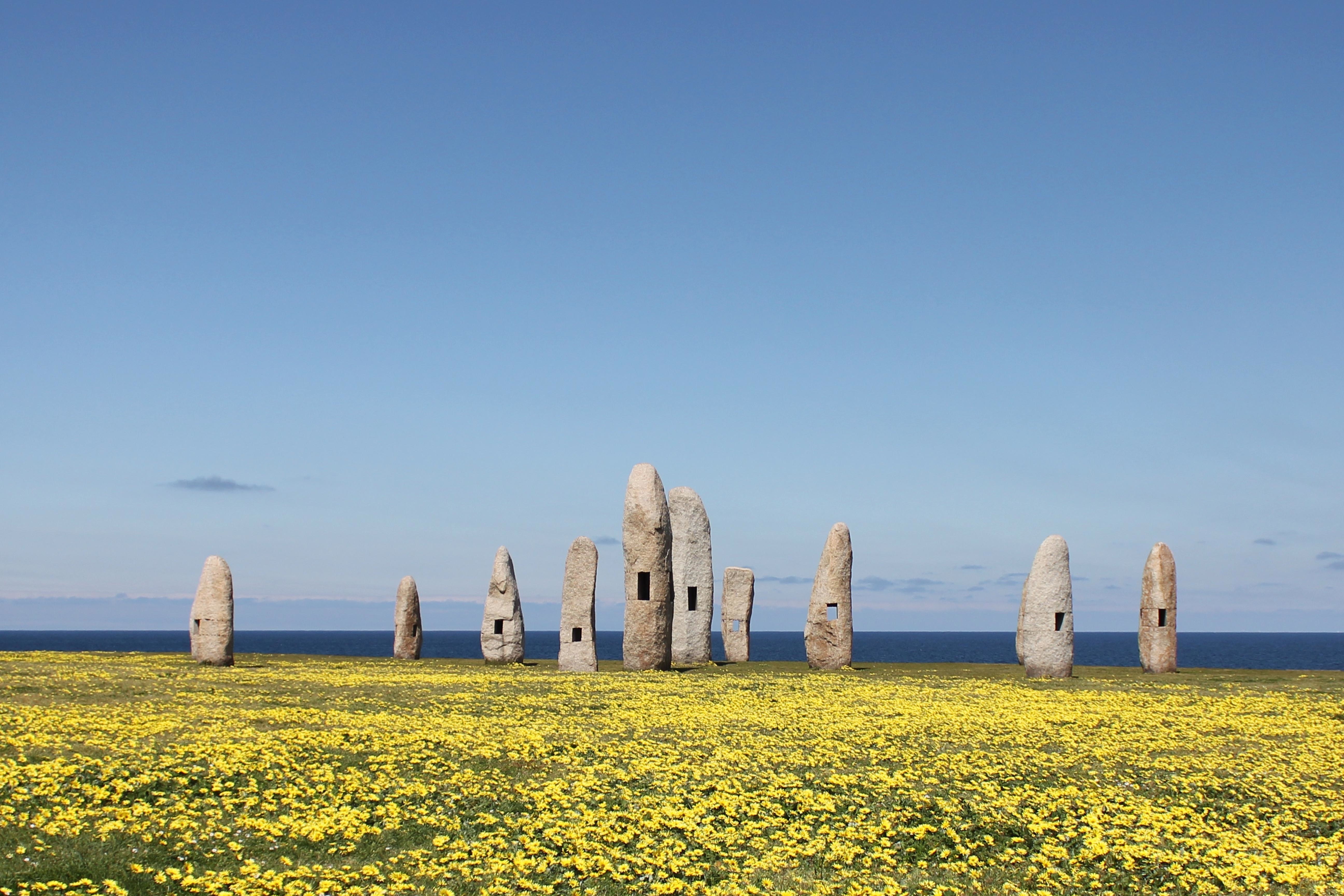 Бесплатное фото Памятник из камней на большом поле