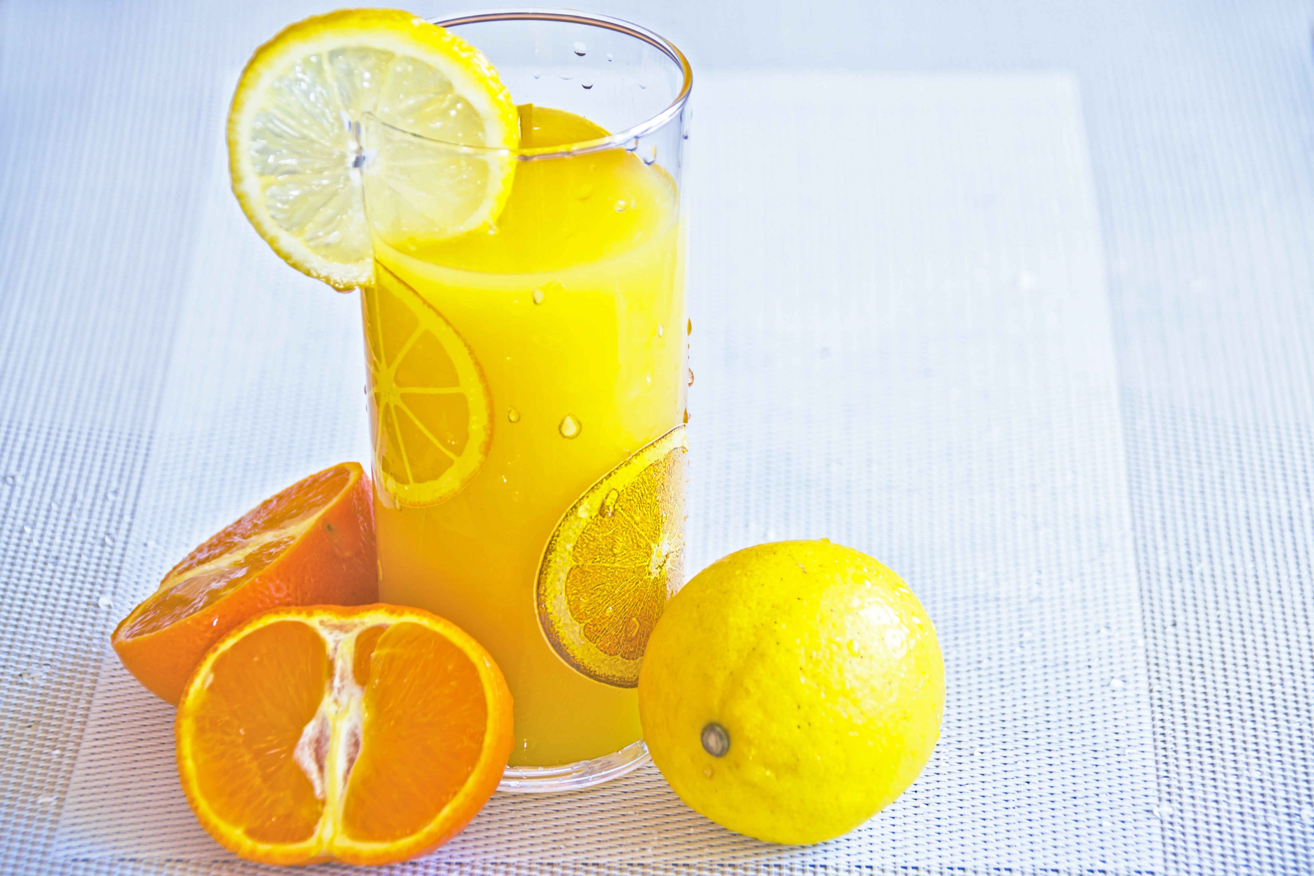 Free photo A freshly squeezed glass of orange juice