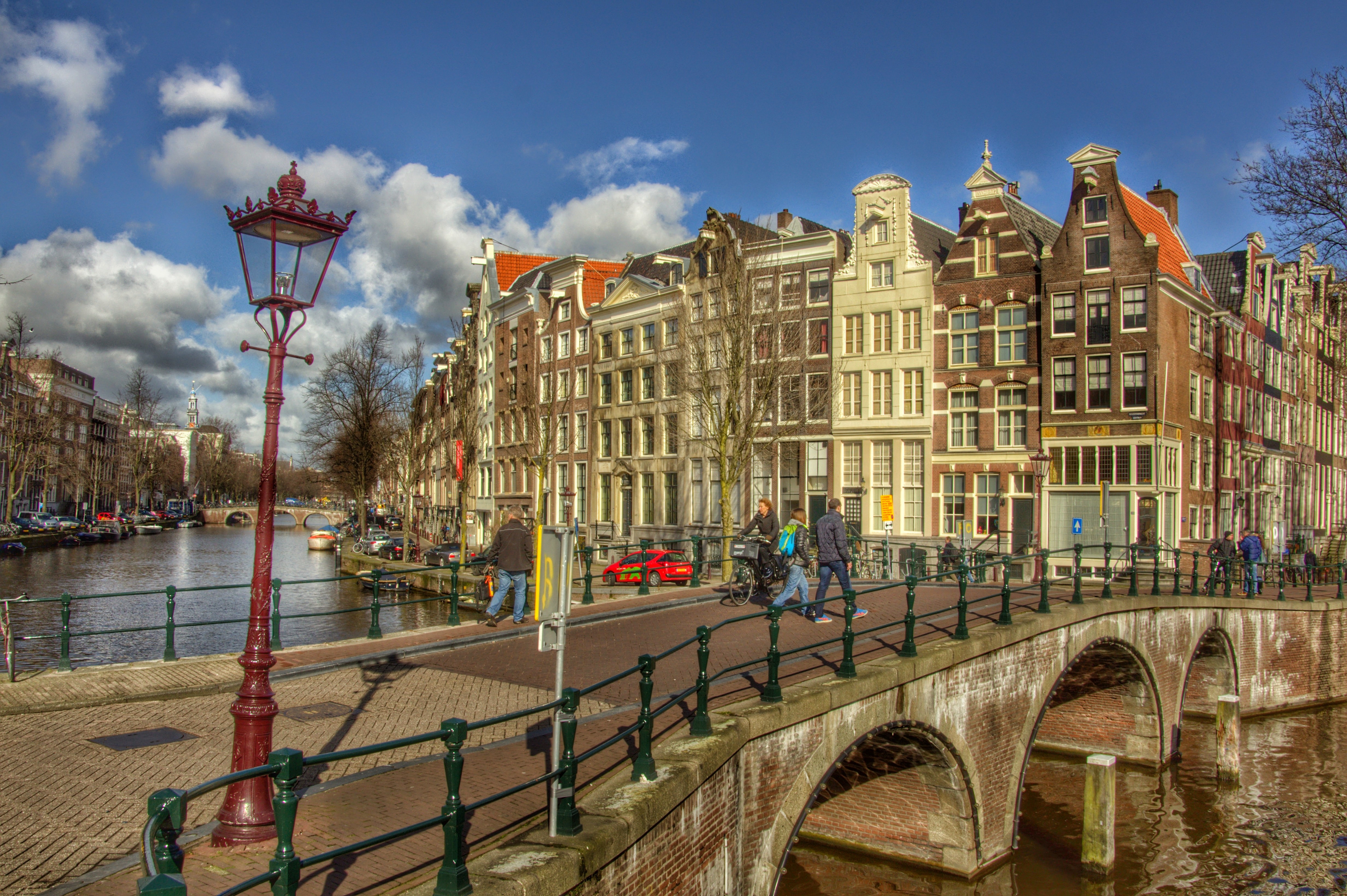 Free photo The city bridge over the river in the city