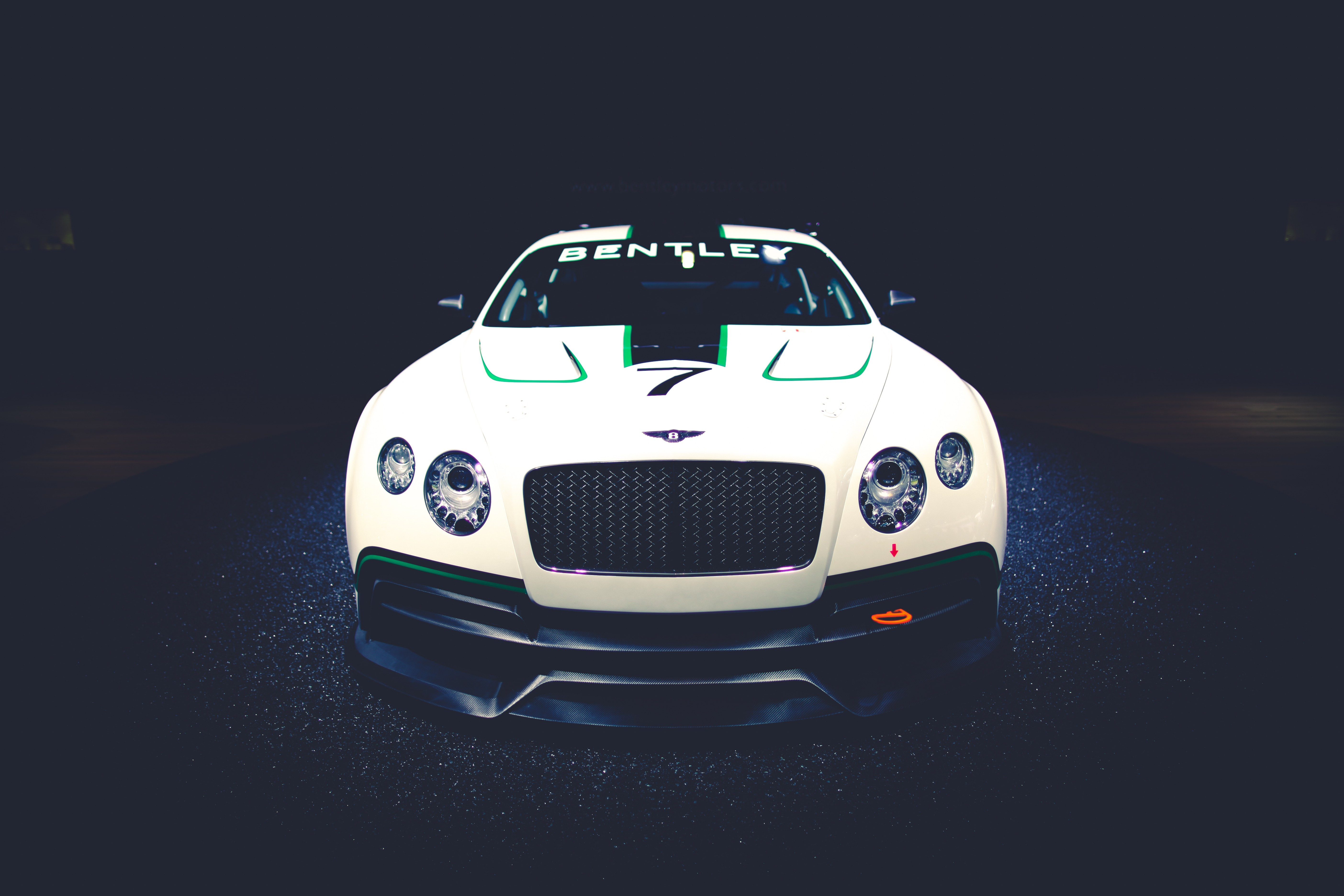 Бесплатное фото Bentley Continental GT3 в белом цвете на черном фоне