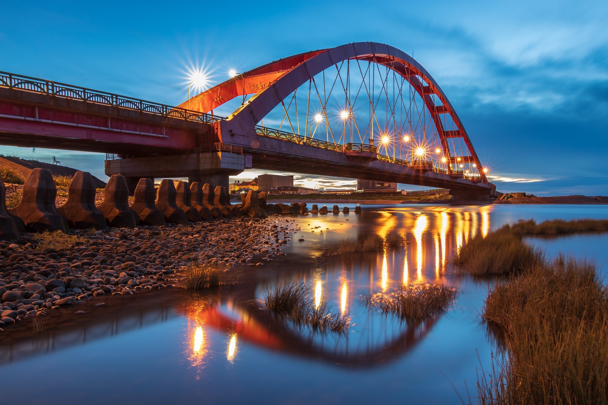 Free photo A beautiful bridge at dawn