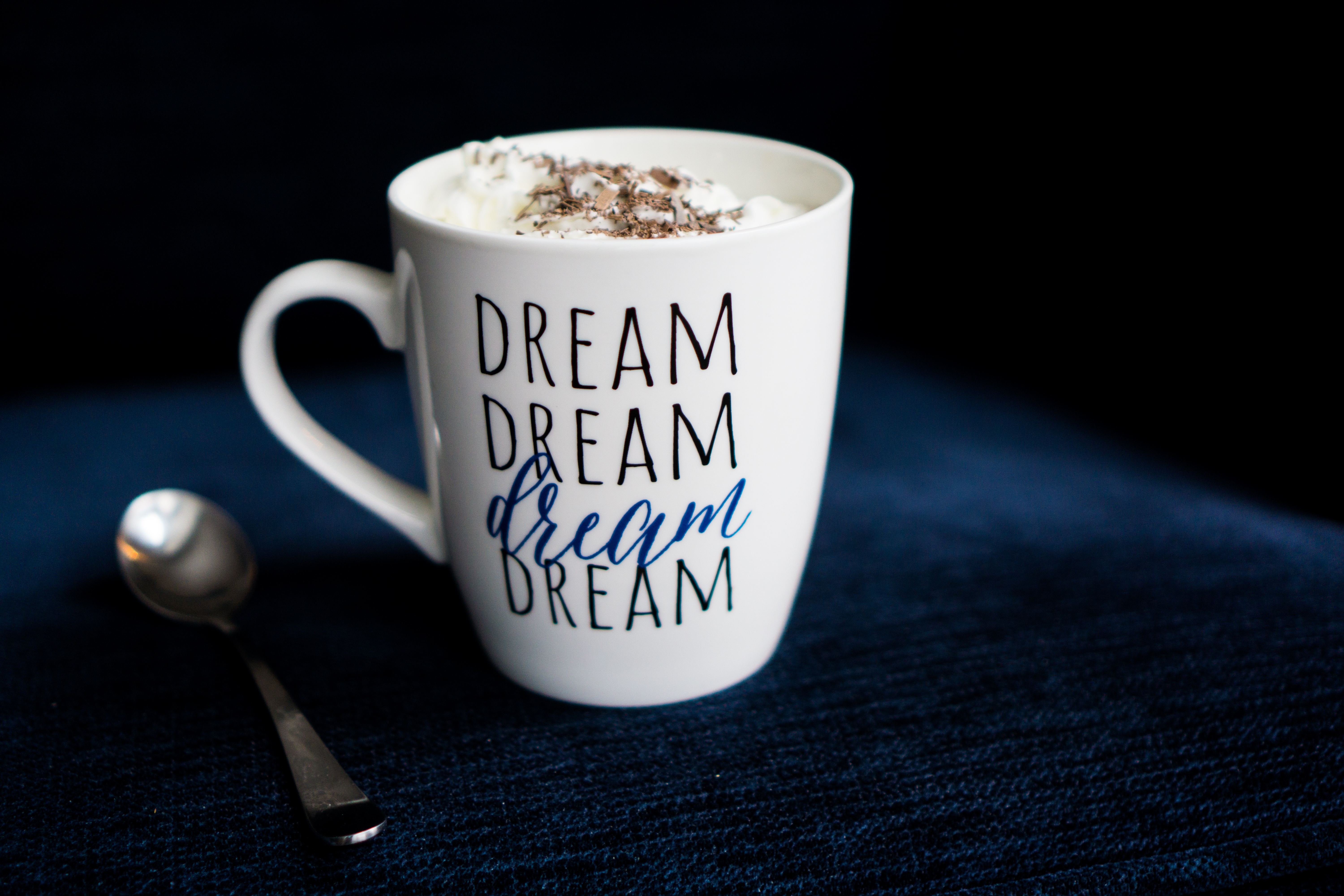 Free photo A mug that says (Dream)