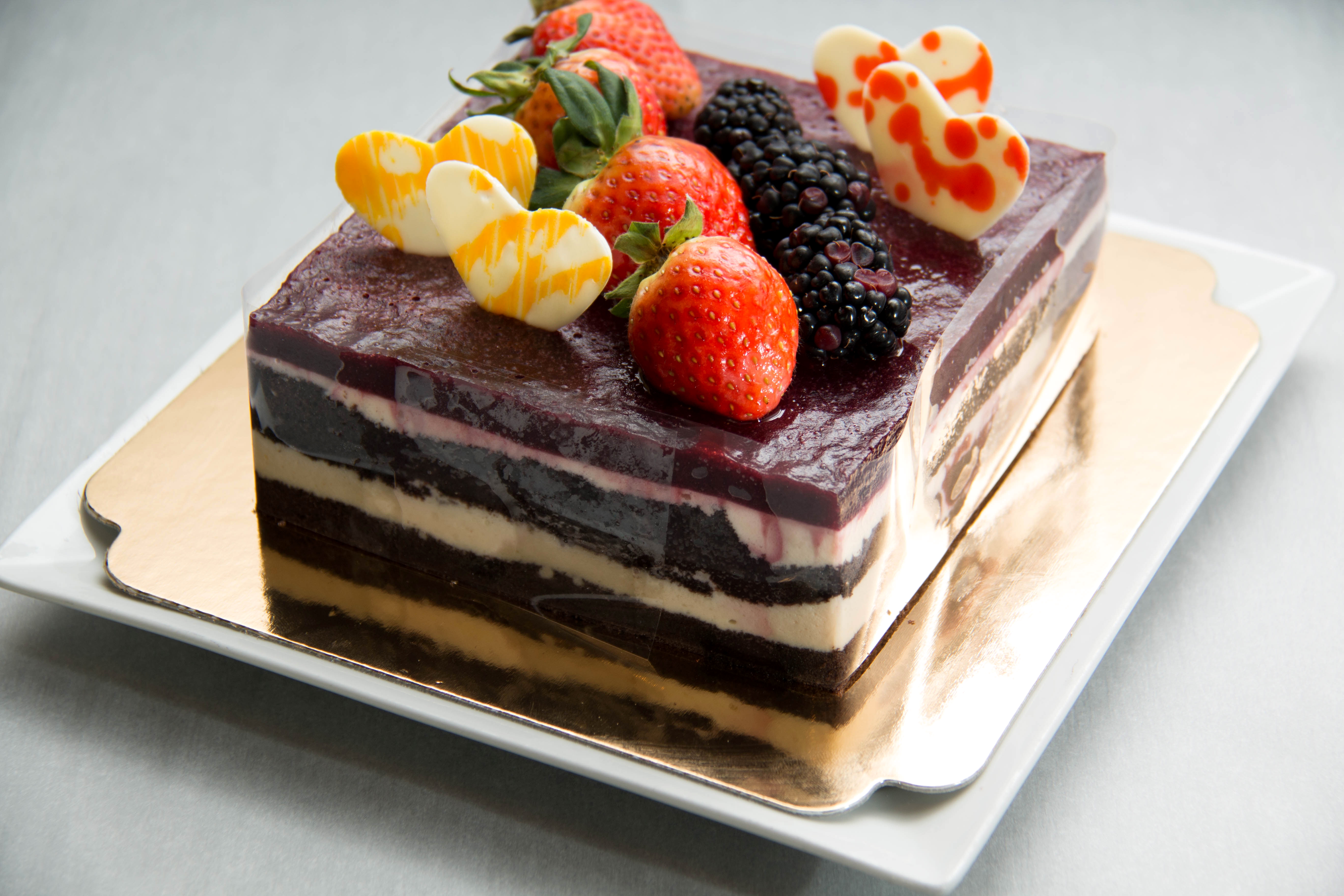 黑莓和草莓水果蛋糕