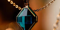 Кулон с дорогим голубым камнем на золотой цепочке