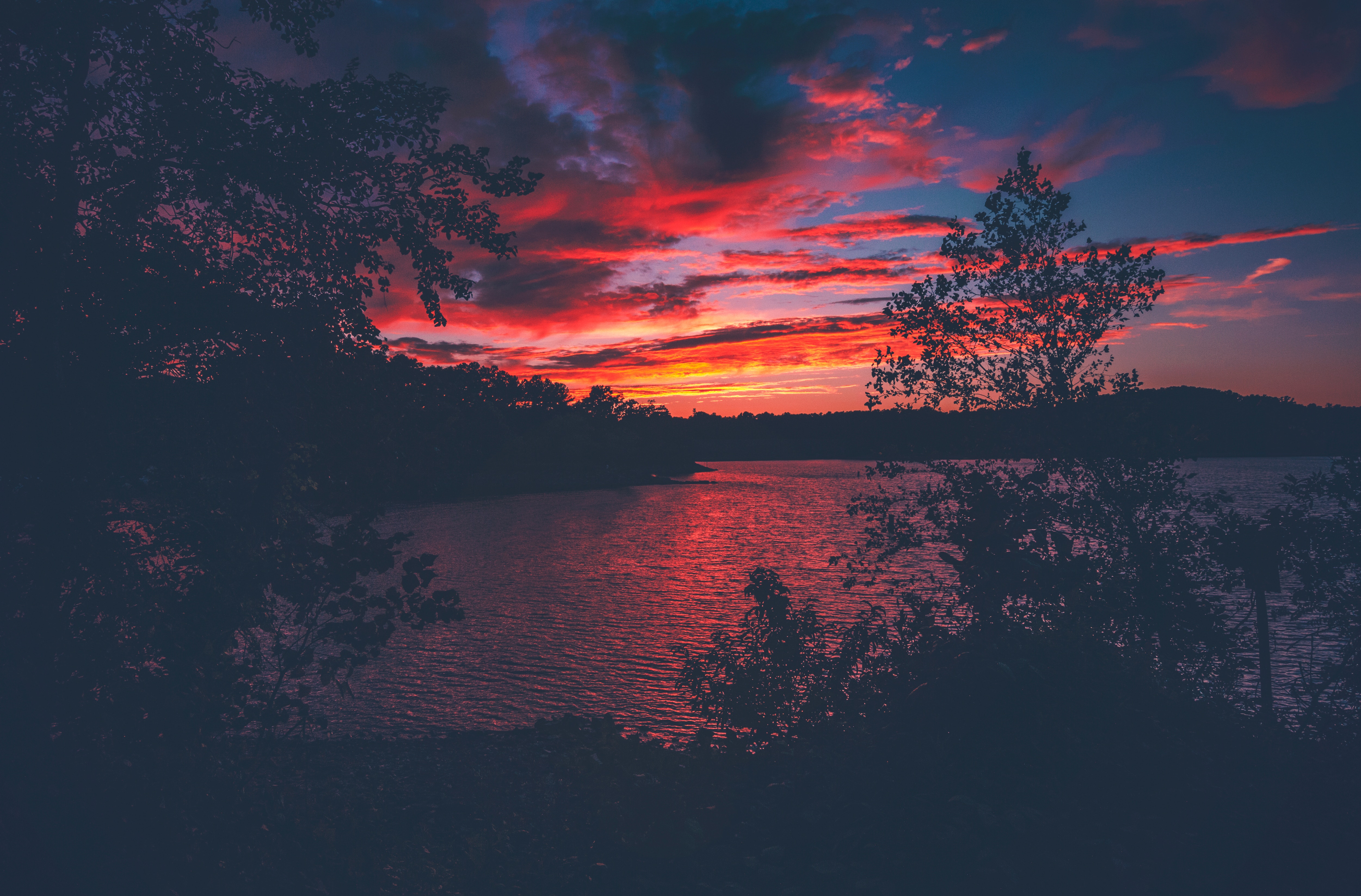 湖面上非常美丽的红色夕阳