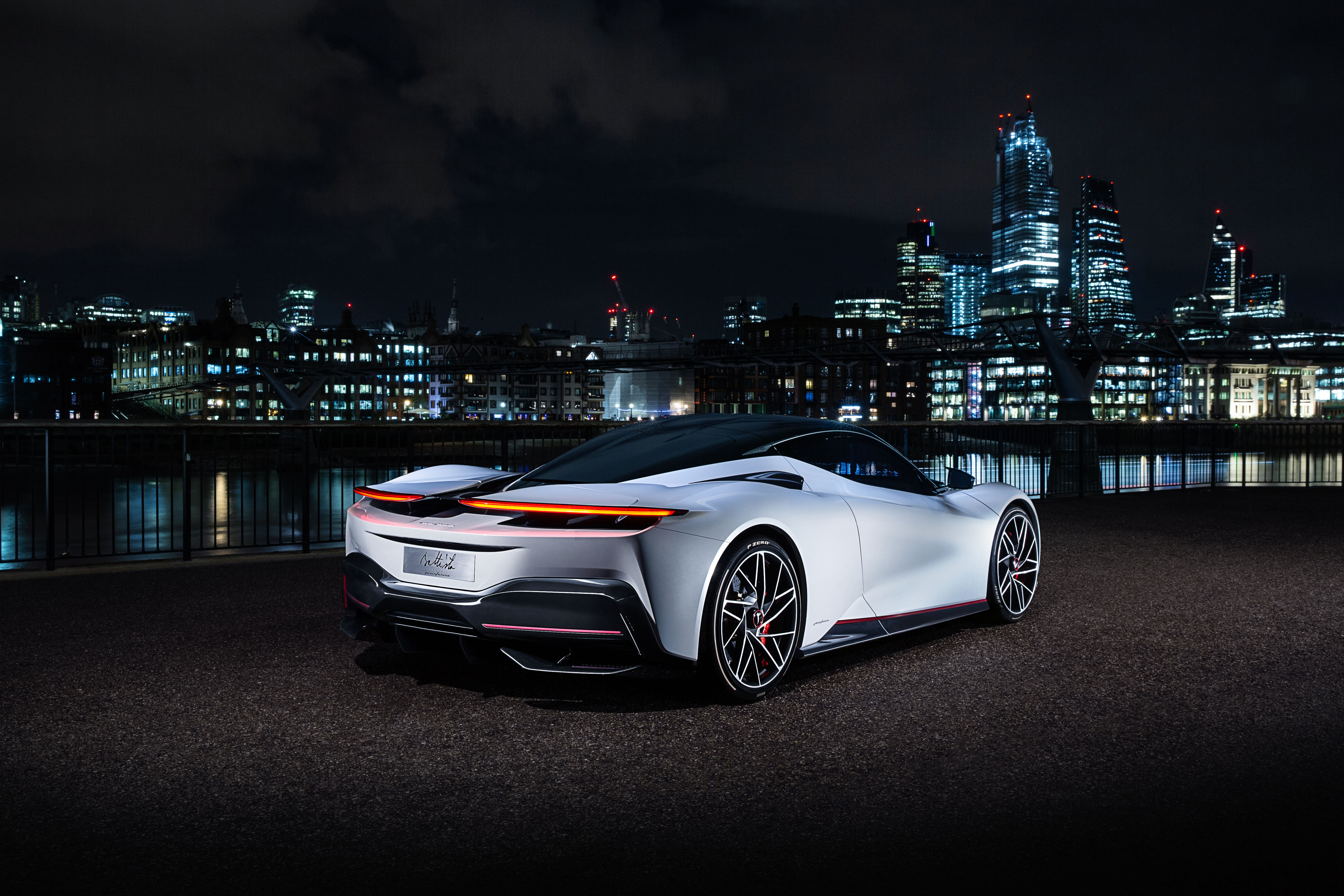 Бесплатное фото Белый Pininfarina Battista 2019 года