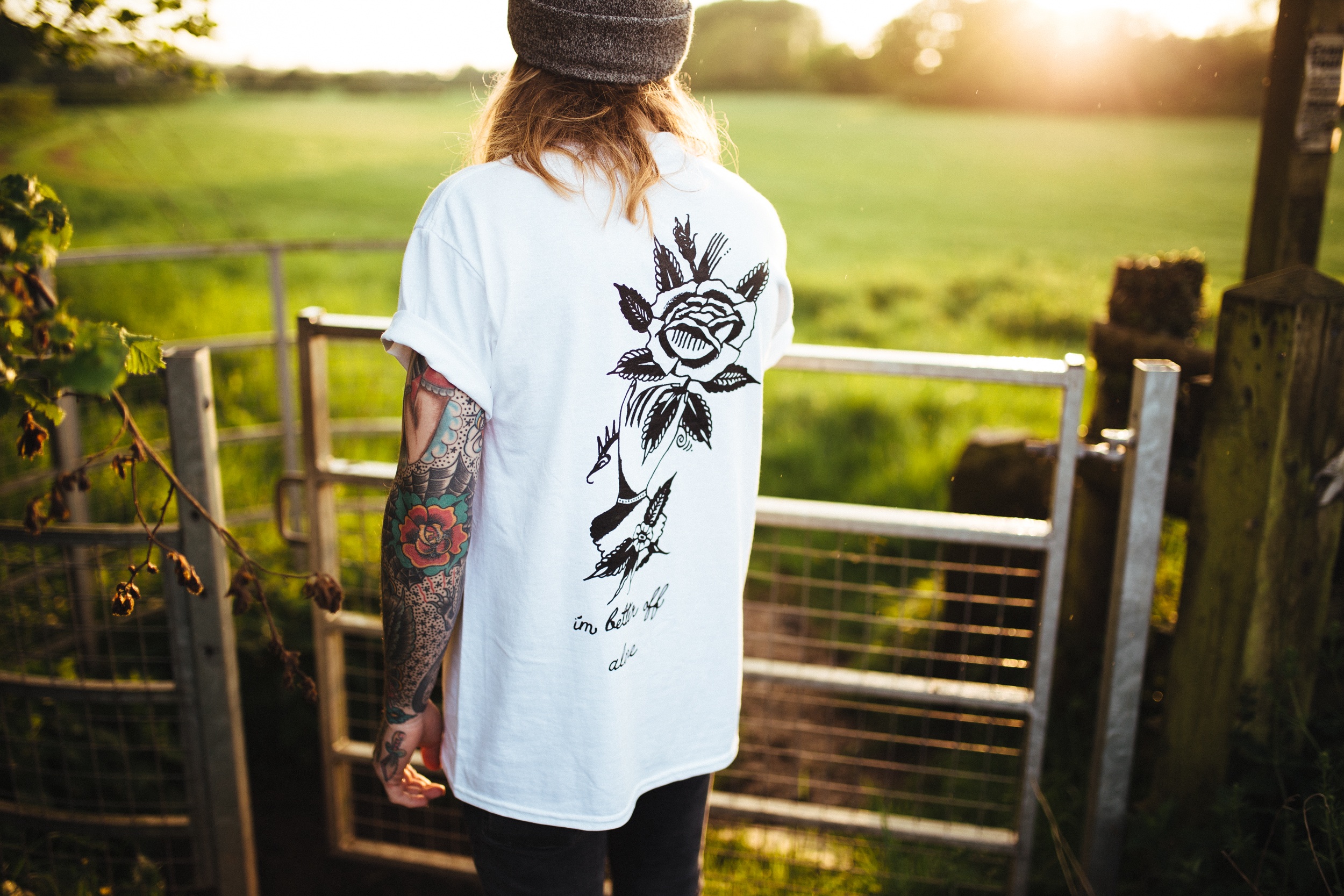 Free photo A girl in a white T-shirt with a rose on the back