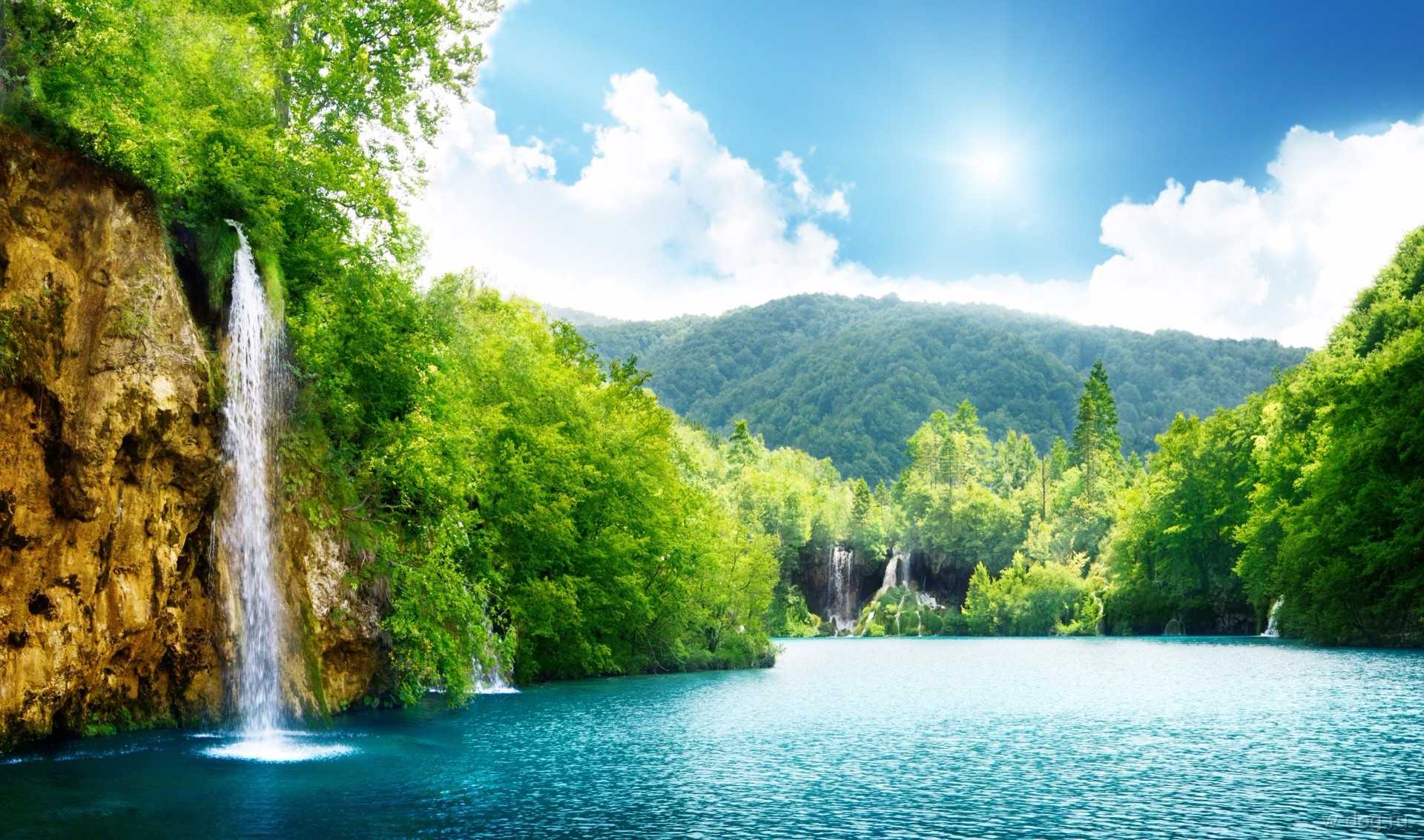 Free photo Waterfall on the lake on a sunny summer afternoon