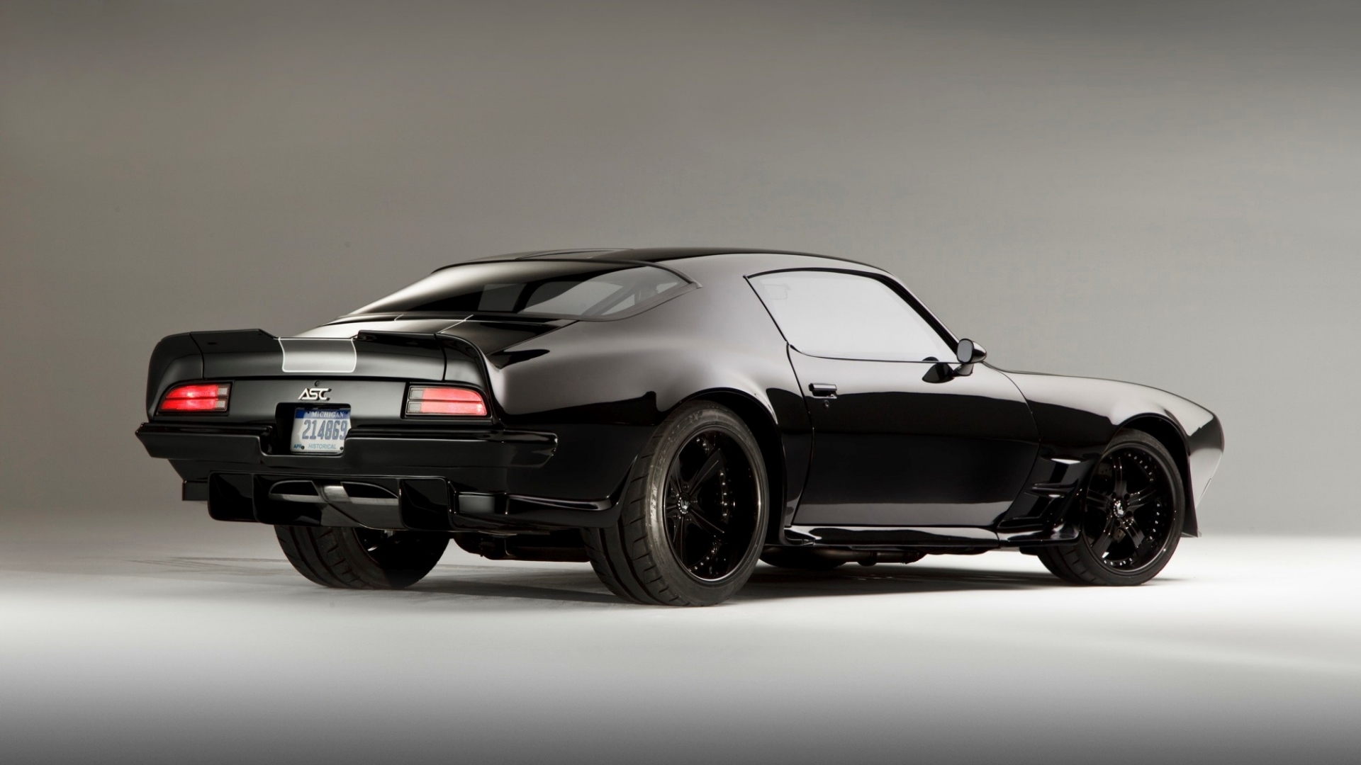 Free photo Black pontiac firebird 1970 rear view