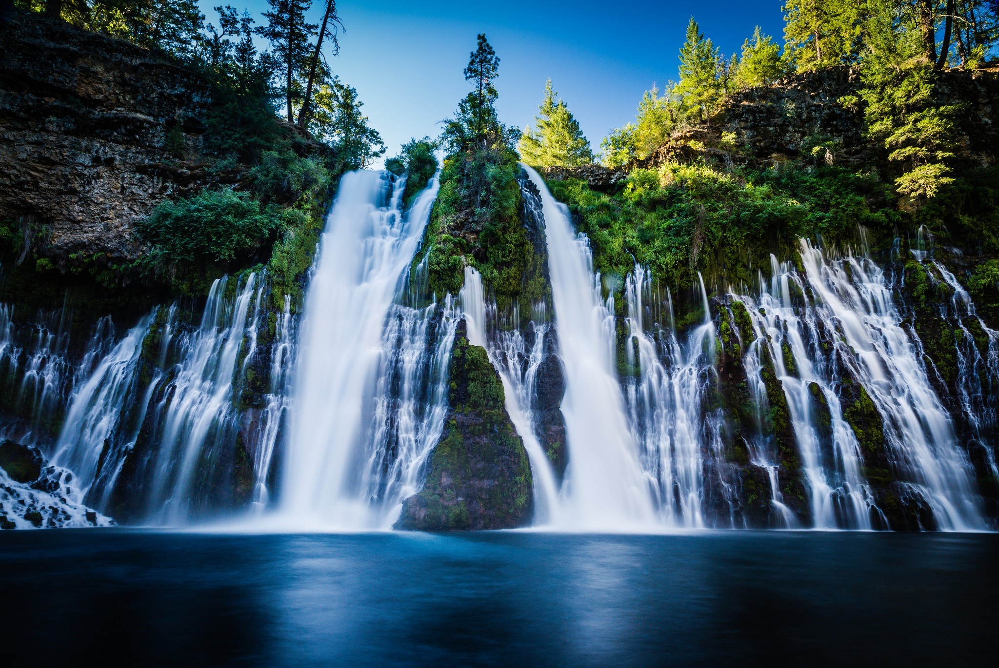 Free photo A waterfall from a rock in the forest