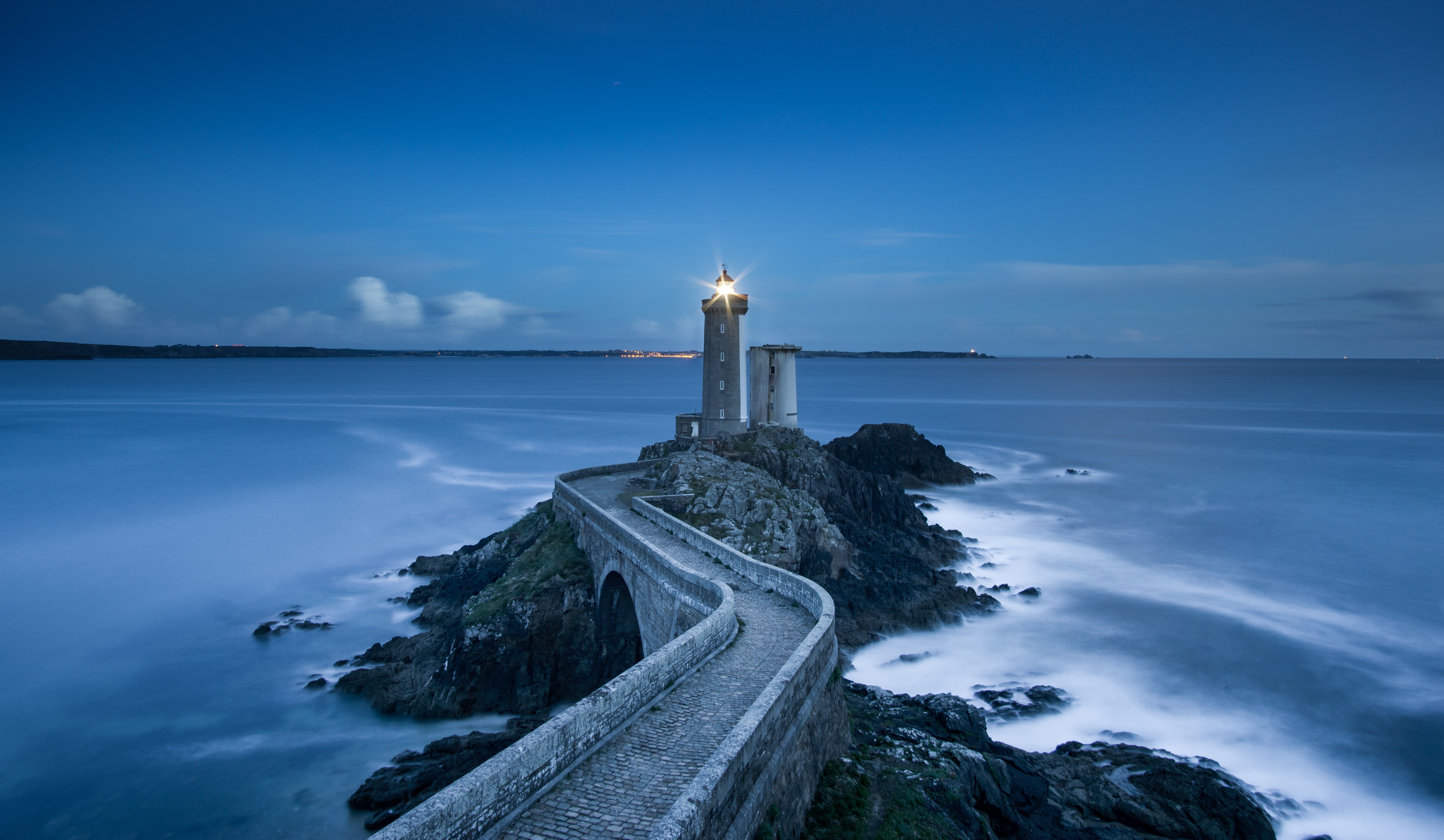 Free photo A lighthouse with a light in the evening